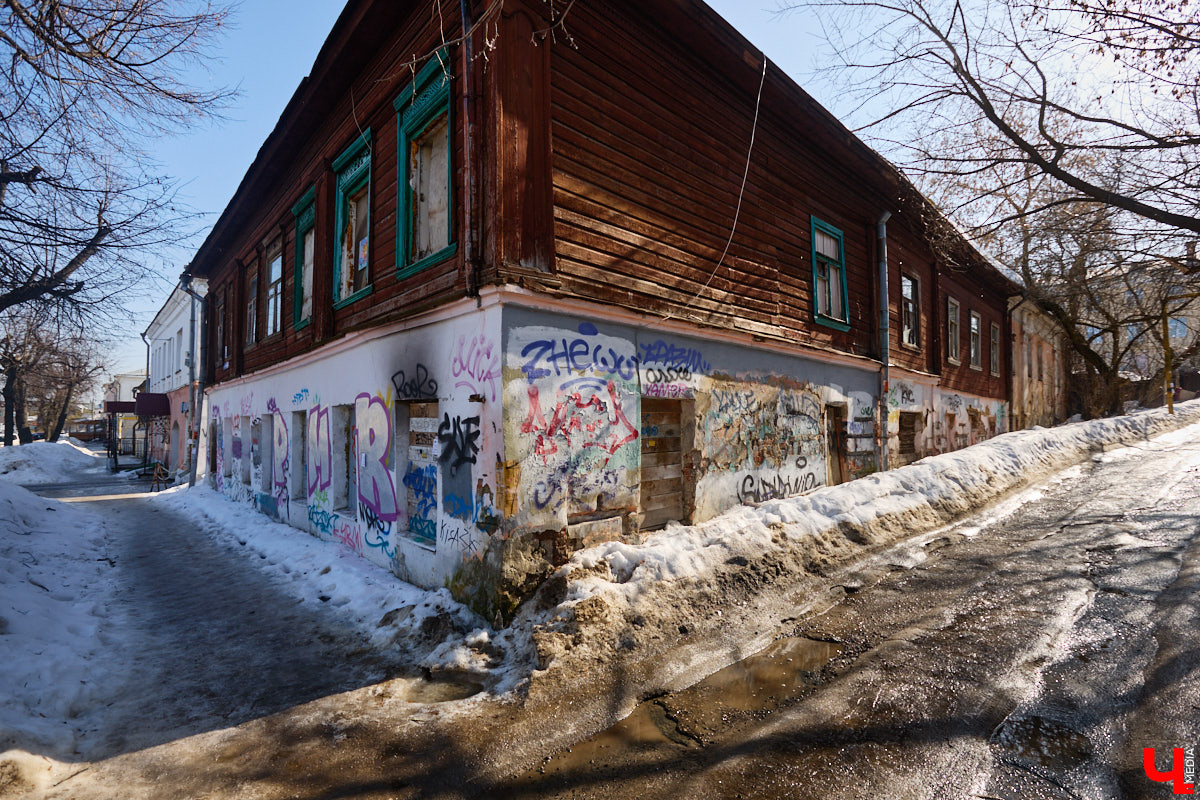 Весной хочется надеть что-то яркое и отправиться на прогулку в центр. Однако его неухоженный вид может вмиг испортить настроение. Почерневший снег и аварийные фасады — зрелище не для открыток. На то, что не красит ядро Владимира, обратил внимание «Ключ-Медиа».