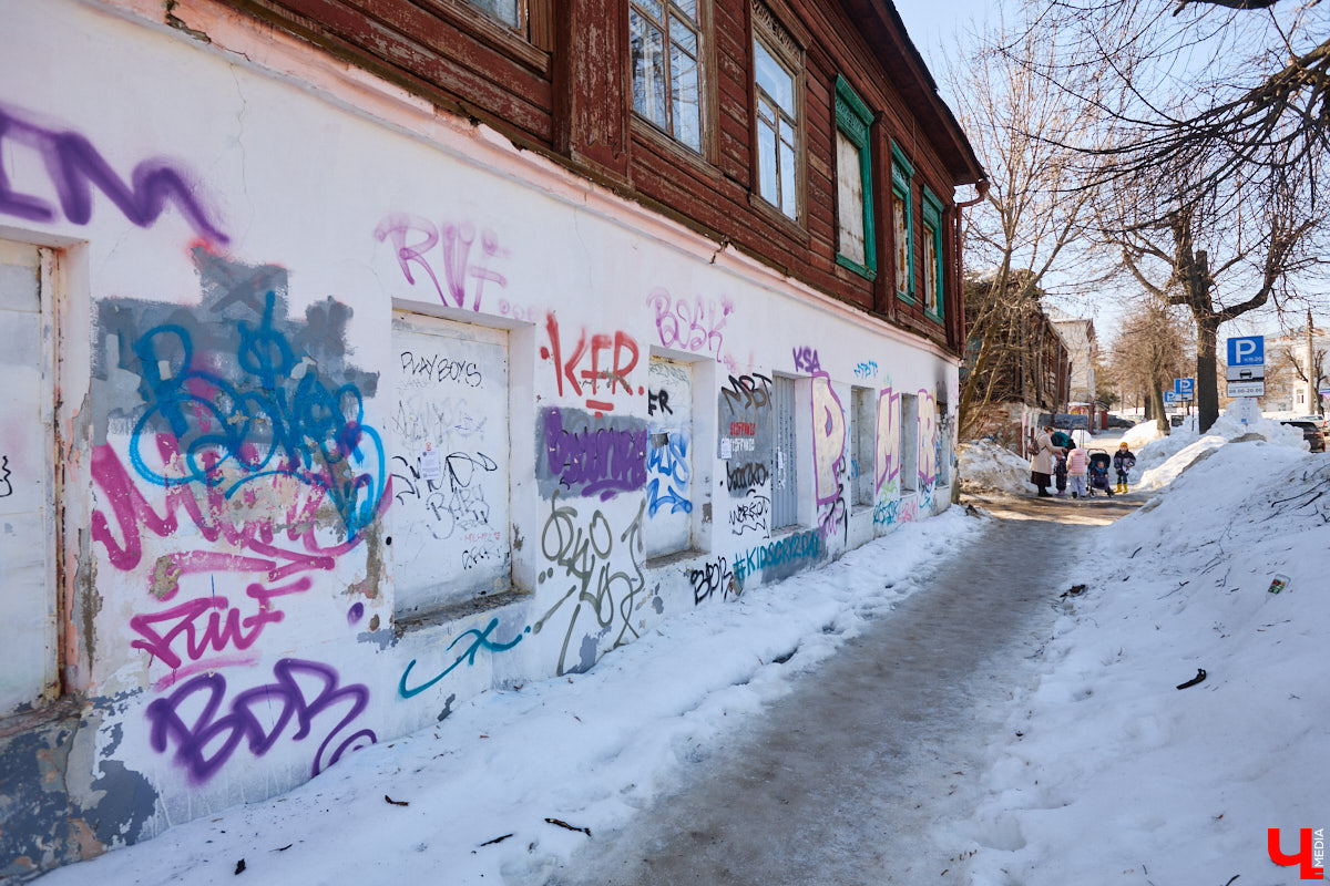 Весной хочется надеть что-то яркое и отправиться на прогулку в центр. Однако его неухоженный вид может вмиг испортить настроение. Почерневший снег и аварийные фасады — зрелище не для открыток. На то, что не красит ядро Владимира, обратил внимание «Ключ-Медиа».