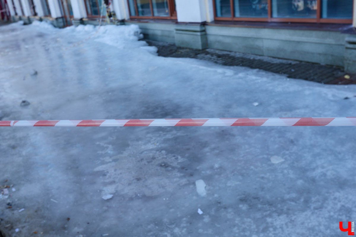 Весной хочется надеть что-то яркое и отправиться на прогулку в центр. Однако его неухоженный вид может вмиг испортить настроение. Почерневший снег и аварийные фасады — зрелище не для открыток. На то, что не красит ядро Владимира, обратил внимание «Ключ-Медиа».