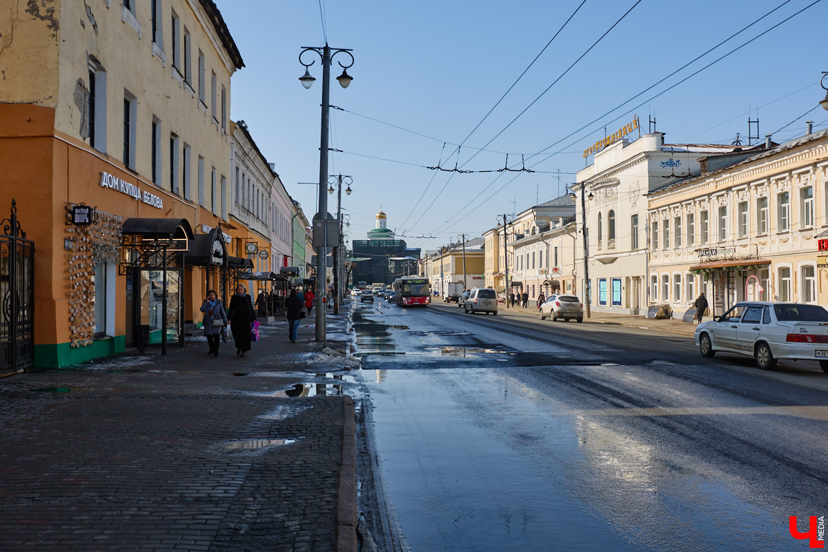 Весной хочется надеть что-то яркое и отправиться на прогулку в центр. Однако его неухоженный вид может вмиг испортить настроение. Почерневший снег и аварийные фасады — зрелище не для открыток. На то, что не красит ядро Владимира, обратил внимание «Ключ-Медиа».