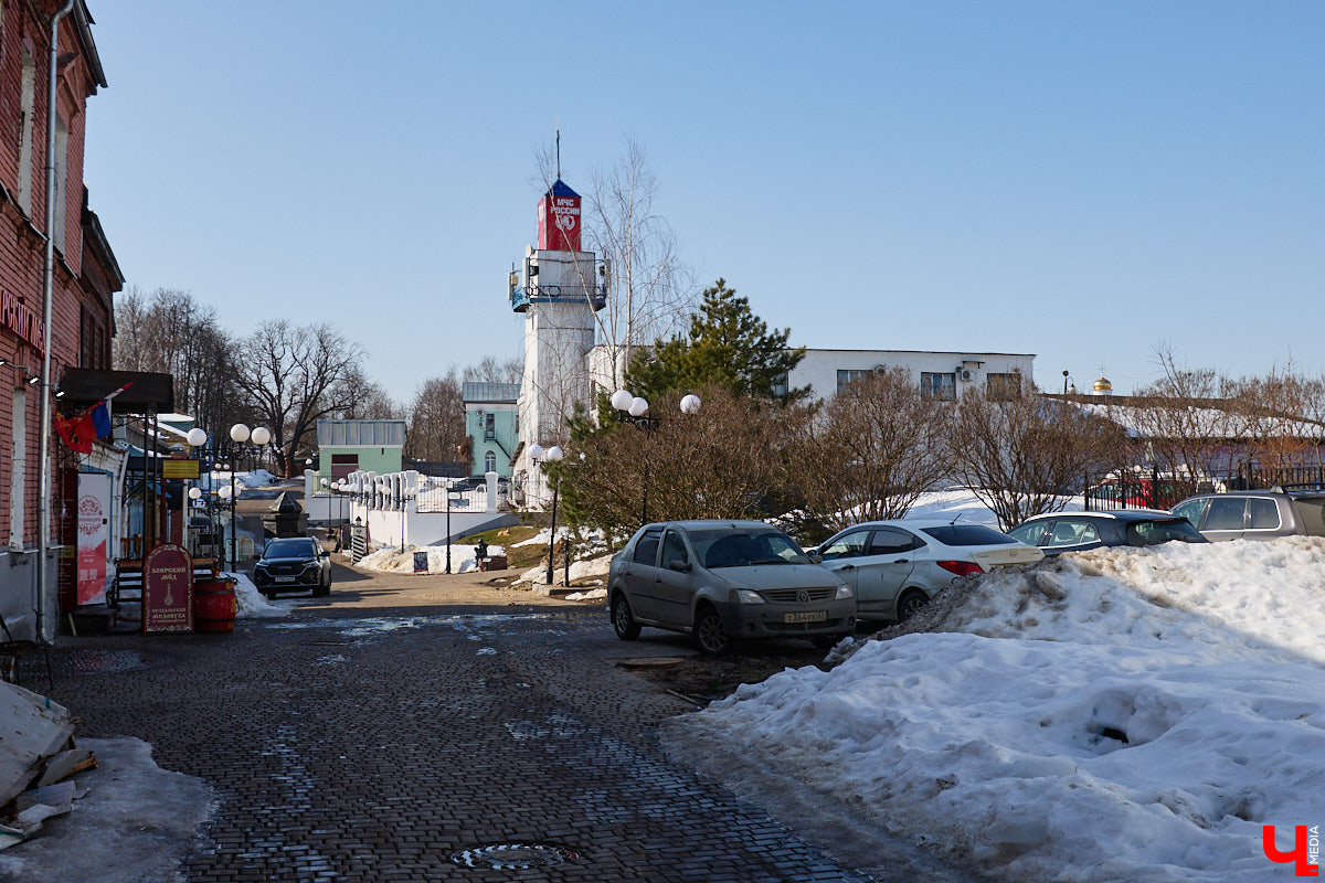 Весной хочется надеть что-то яркое и отправиться на прогулку в центр. Однако его неухоженный вид может вмиг испортить настроение. Почерневший снег и аварийные фасады — зрелище не для открыток. На то, что не красит ядро Владимира, обратил внимание «Ключ-Медиа».