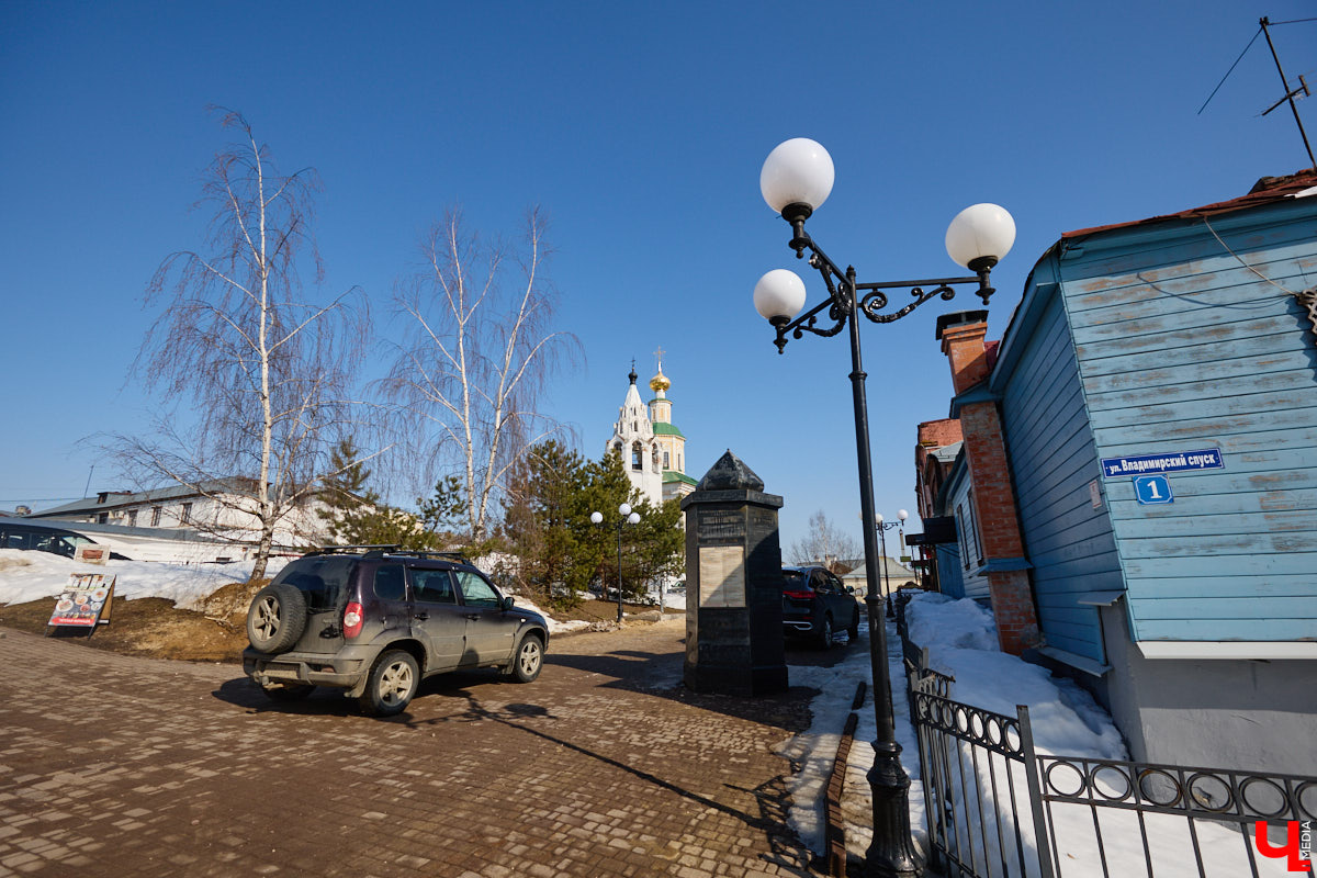 Весной хочется надеть что-то яркое и отправиться на прогулку в центр. Однако его неухоженный вид может вмиг испортить настроение. Почерневший снег и аварийные фасады — зрелище не для открыток. На то, что не красит ядро Владимира, обратил внимание «Ключ-Медиа».