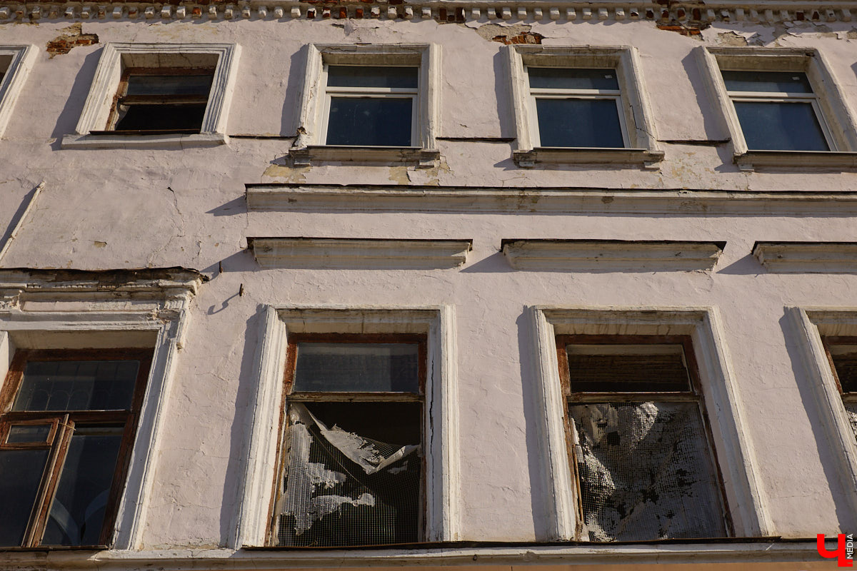 Весной хочется надеть что-то яркое и отправиться на прогулку в центр. Однако его неухоженный вид может вмиг испортить настроение. Почерневший снег и аварийные фасады — зрелище не для открыток. На то, что не красит ядро Владимира, обратил внимание «Ключ-Медиа».