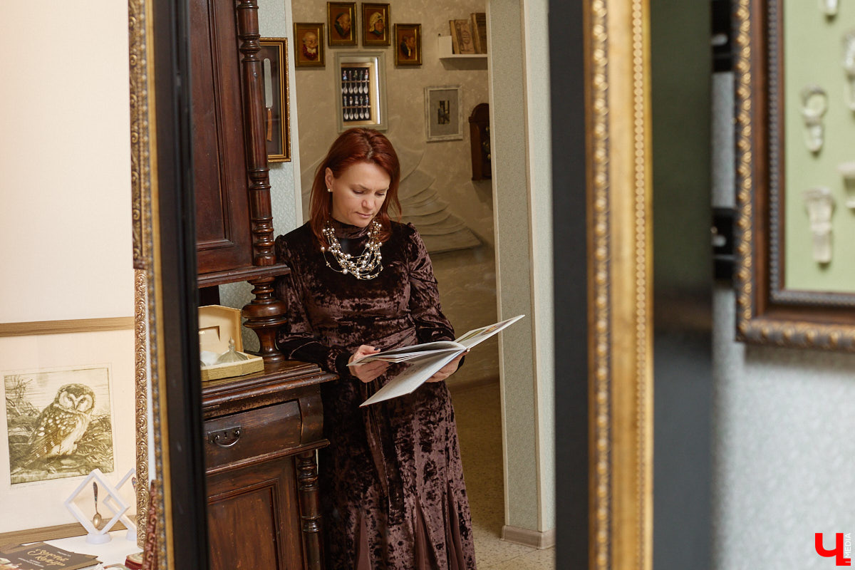 В 2027-м маршруту «Золотое кольцо» исполняется 60 лет. За это время было выпущено много сувениров, и одним из самых необычных стала парфюмерная серия из пяти ароматов. Два — с букетами Владимира и Суздаля. Уникальная линейка нашлась в коллекции Татьяны Пикуновой. Воспользовавшись своим преимуществом, она выпустила книгу, описав историю ароматных артефактов.