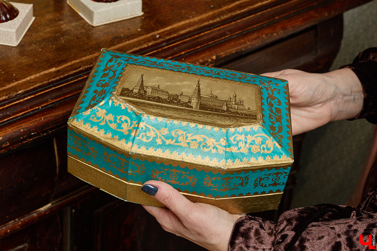 В 2027-м маршруту «Золотое кольцо» исполняется 60 лет. За это время было выпущено много сувениров, и одним из самых необычных стала парфюмерная серия из пяти ароматов. Два — с букетами Владимира и Суздаля. Уникальная линейка нашлась в коллекции Татьяны Пикуновой. Воспользовавшись своим преимуществом, она выпустила книгу, описав историю ароматных артефактов.