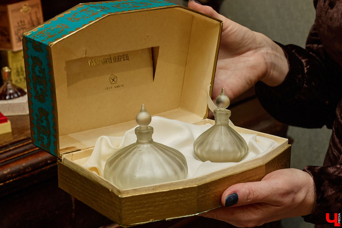 В 2027-м маршруту «Золотое кольцо» исполняется 60 лет. За это время было выпущено много сувениров, и одним из самых необычных стала парфюмерная серия из пяти ароматов. Два — с букетами Владимира и Суздаля. Уникальная линейка нашлась в коллекции Татьяны Пикуновой. Воспользовавшись своим преимуществом, она выпустила книгу, описав историю ароматных артефактов.