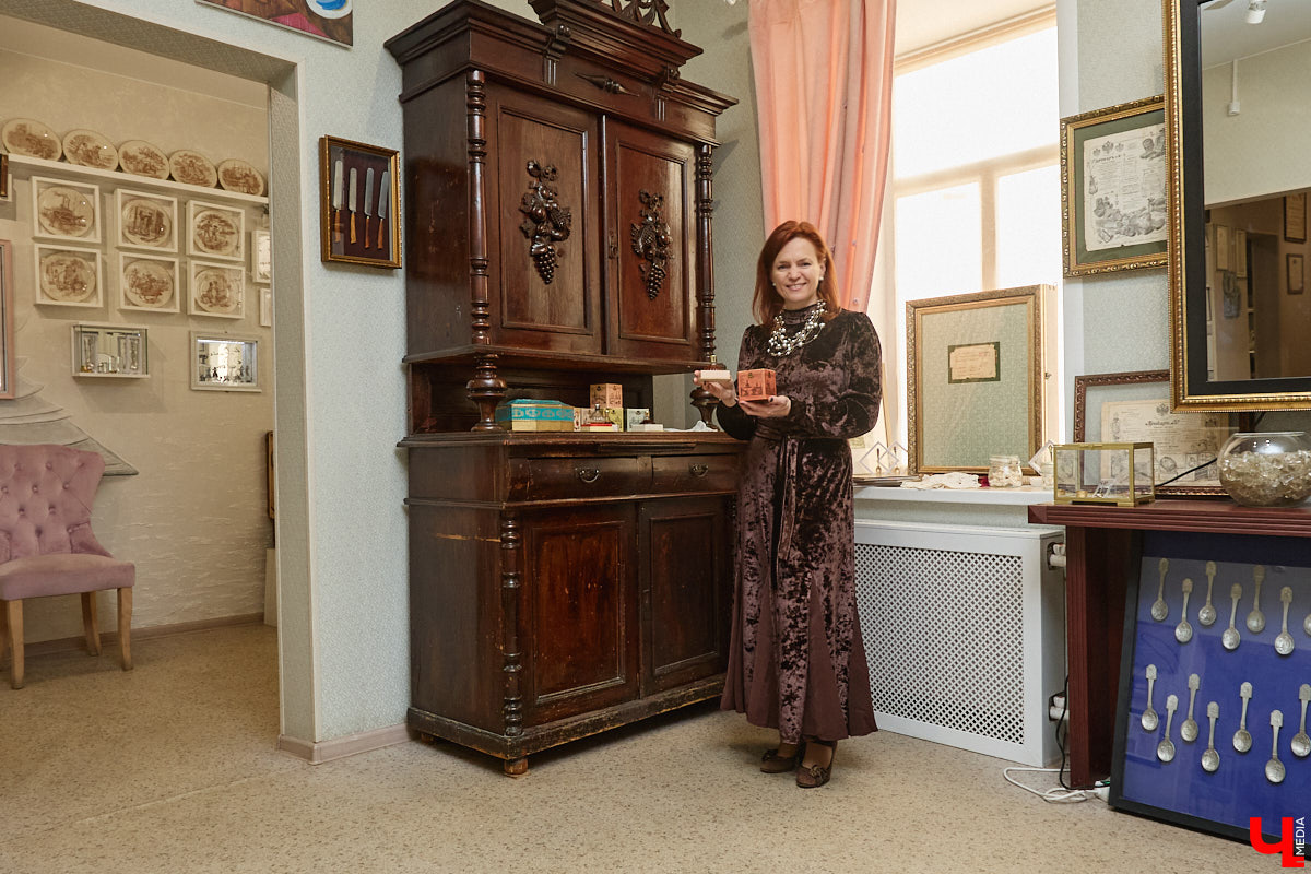 В 2027-м маршруту «Золотое кольцо» исполняется 60 лет. За это время было выпущено много сувениров, и одним из самых необычных стала парфюмерная серия из пяти ароматов. Два — с букетами Владимира и Суздаля. Уникальная линейка нашлась в коллекции Татьяны Пикуновой. Воспользовавшись своим преимуществом, она выпустила книгу, описав историю ароматных артефактов.