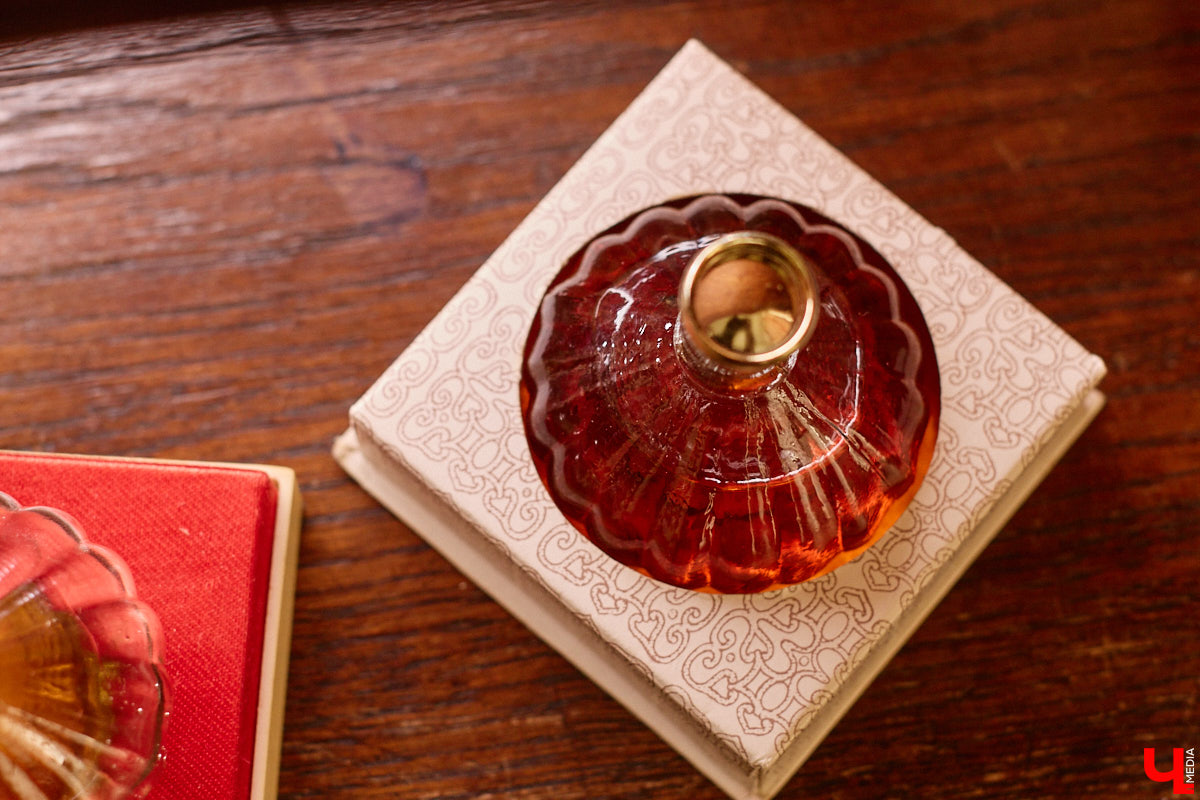 В 2027-м маршруту «Золотое кольцо» исполняется 60 лет. За это время было выпущено много сувениров, и одним из самых необычных стала парфюмерная серия из пяти ароматов. Два — с букетами Владимира и Суздаля. Уникальная линейка нашлась в коллекции Татьяны Пикуновой. Воспользовавшись своим преимуществом, она выпустила книгу, описав историю ароматных артефактов.