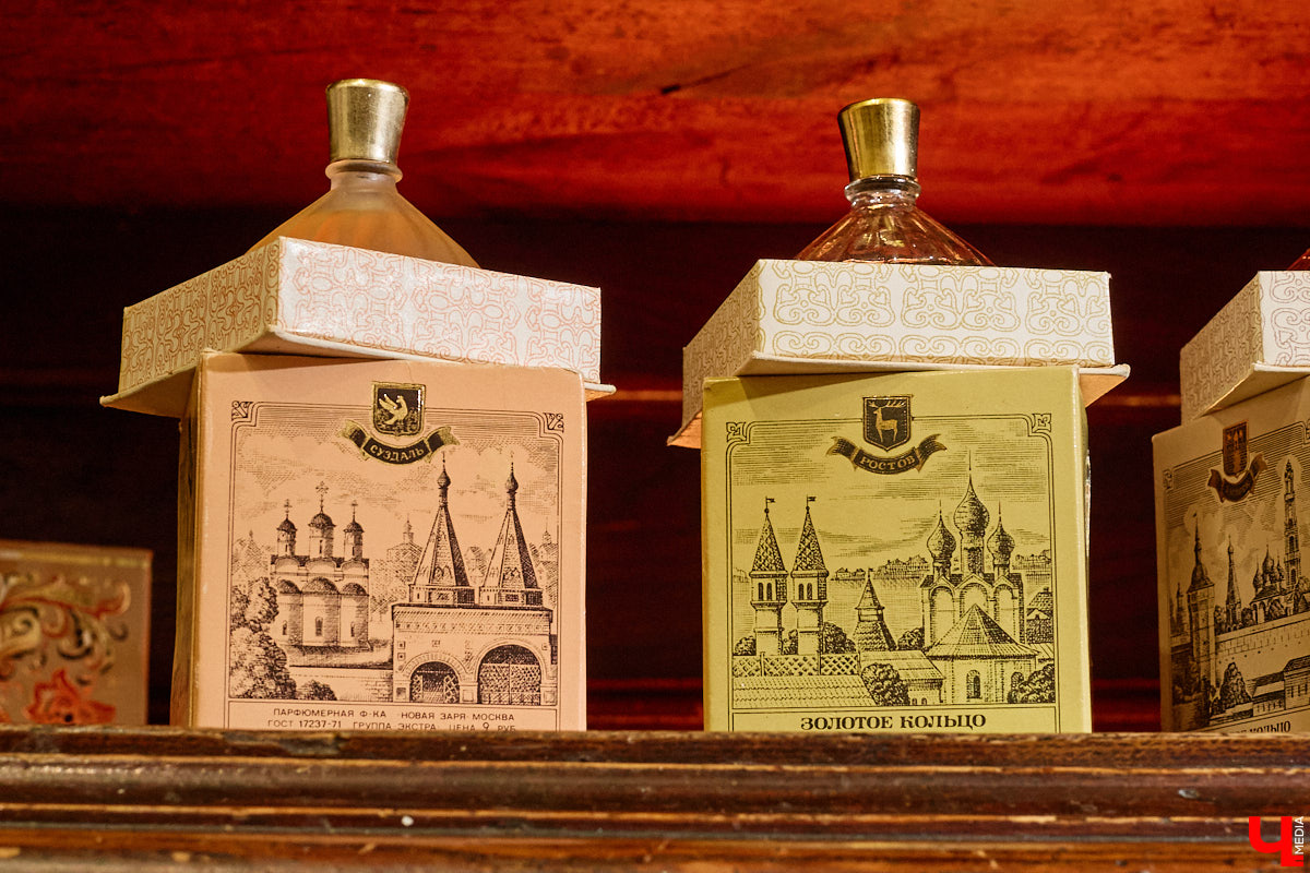 В 2027-м маршруту «Золотое кольцо» исполняется 60 лет. За это время было выпущено много сувениров, и одним из самых необычных стала парфюмерная серия из пяти ароматов. Два — с букетами Владимира и Суздаля. Уникальная линейка нашлась в коллекции Татьяны Пикуновой. Воспользовавшись своим преимуществом, она выпустила книгу, описав историю ароматных артефактов.