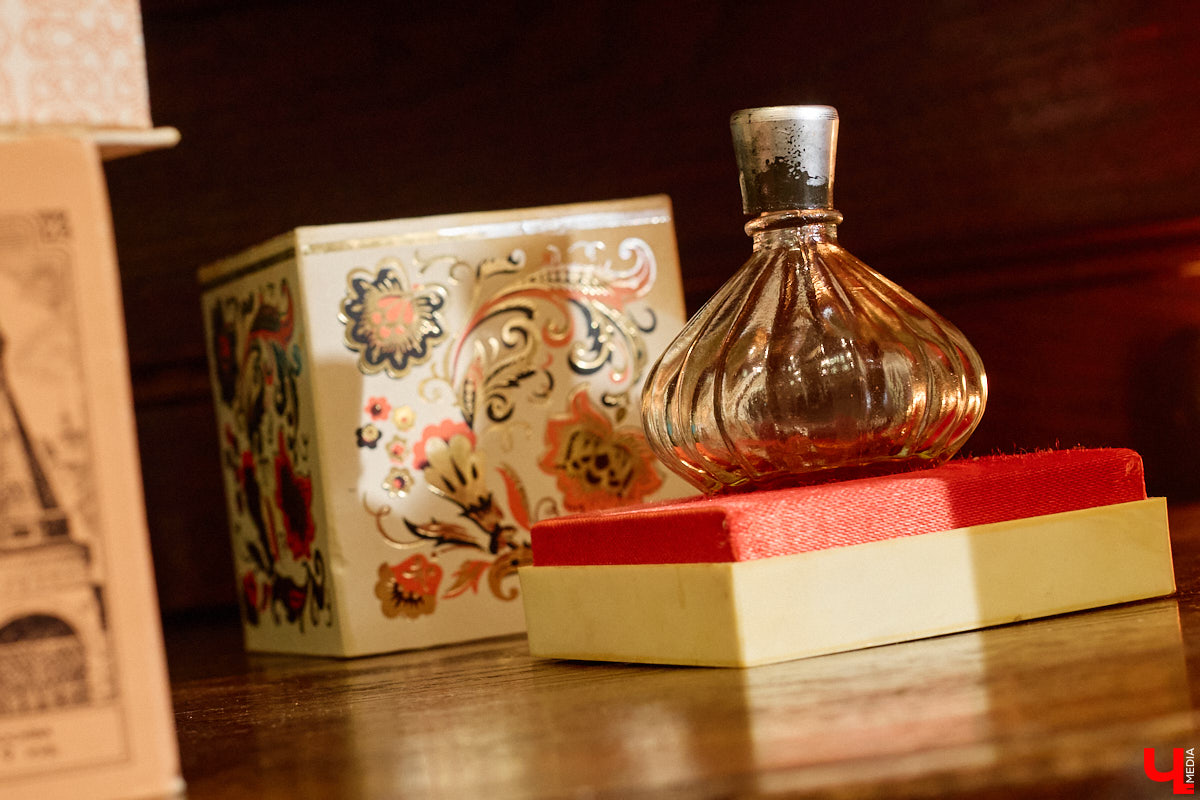 В 2027-м маршруту «Золотое кольцо» исполняется 60 лет. За это время было выпущено много сувениров, и одним из самых необычных стала парфюмерная серия из пяти ароматов. Два — с букетами Владимира и Суздаля. Уникальная линейка нашлась в коллекции Татьяны Пикуновой. Воспользовавшись своим преимуществом, она выпустила книгу, описав историю ароматных артефактов.