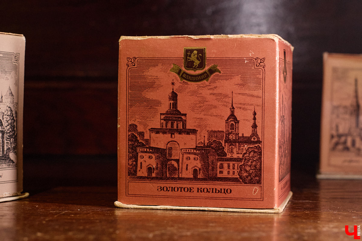 В 2027-м маршруту «Золотое кольцо» исполняется 60 лет. За это время было выпущено много сувениров, и одним из самых необычных стала парфюмерная серия из пяти ароматов. Два — с букетами Владимира и Суздаля. Уникальная линейка нашлась в коллекции Татьяны Пикуновой. Воспользовавшись своим преимуществом, она выпустила книгу, описав историю ароматных артефактов.