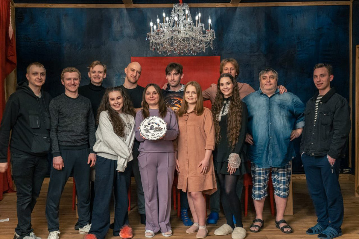 Дом с видом на кладбище, внезапные «гости» и актеры, которые до последнего спорили, кто из них по сюжету убийца. Во Владимирской области сняли «Теремок» — камерный детектив с характером, где черный юмор соседствует с реальными историями. Мы поговорили с режиссером Геннадием Шеиным и креативным продюсером Надеждой Лисиной и узнали, как рождается региональное кино.