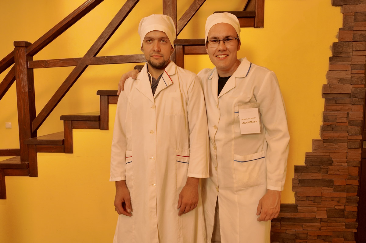 Дом с видом на кладбище, внезапные «гости» и актеры, которые до последнего спорили, кто из них по сюжету убийца. Во Владимирской области сняли «Теремок» — камерный детектив с характером, где черный юмор соседствует с реальными историями. Мы поговорили с режиссером Геннадием Шеиным и креативным продюсером Надеждой Лисиной и узнали, как рождается региональное кино.