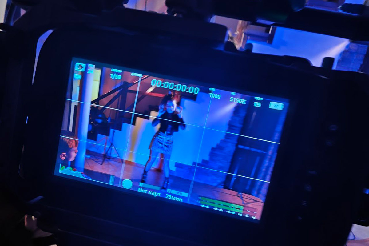 Дом с видом на кладбище, внезапные «гости» и актеры, которые до последнего спорили, кто из них по сюжету убийца. Во Владимирской области сняли «Теремок» — камерный детектив с характером, где черный юмор соседствует с реальными историями. Мы поговорили с режиссером Геннадием Шеиным и креативным продюсером Надеждой Лисиной и узнали, как рождается региональное кино.