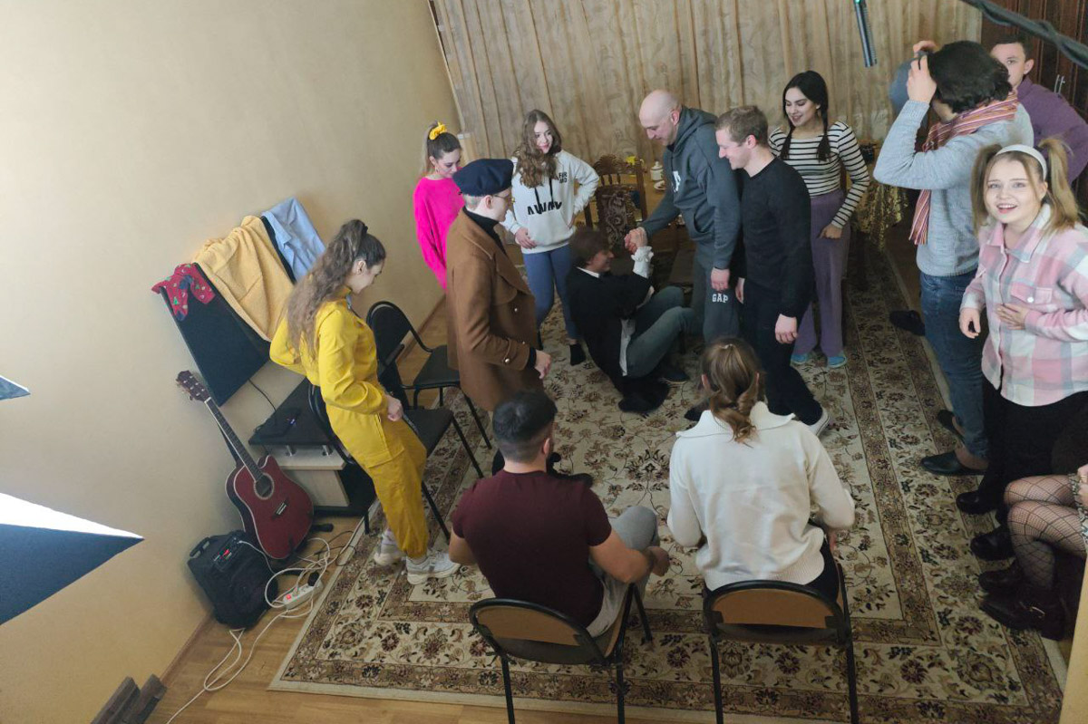 Дом с видом на кладбище, внезапные «гости» и актеры, которые до последнего спорили, кто из них по сюжету убийца. Во Владимирской области сняли «Теремок» — камерный детектив с характером, где черный юмор соседствует с реальными историями. Мы поговорили с режиссером Геннадием Шеиным и креативным продюсером Надеждой Лисиной и узнали, как рождается региональное кино.