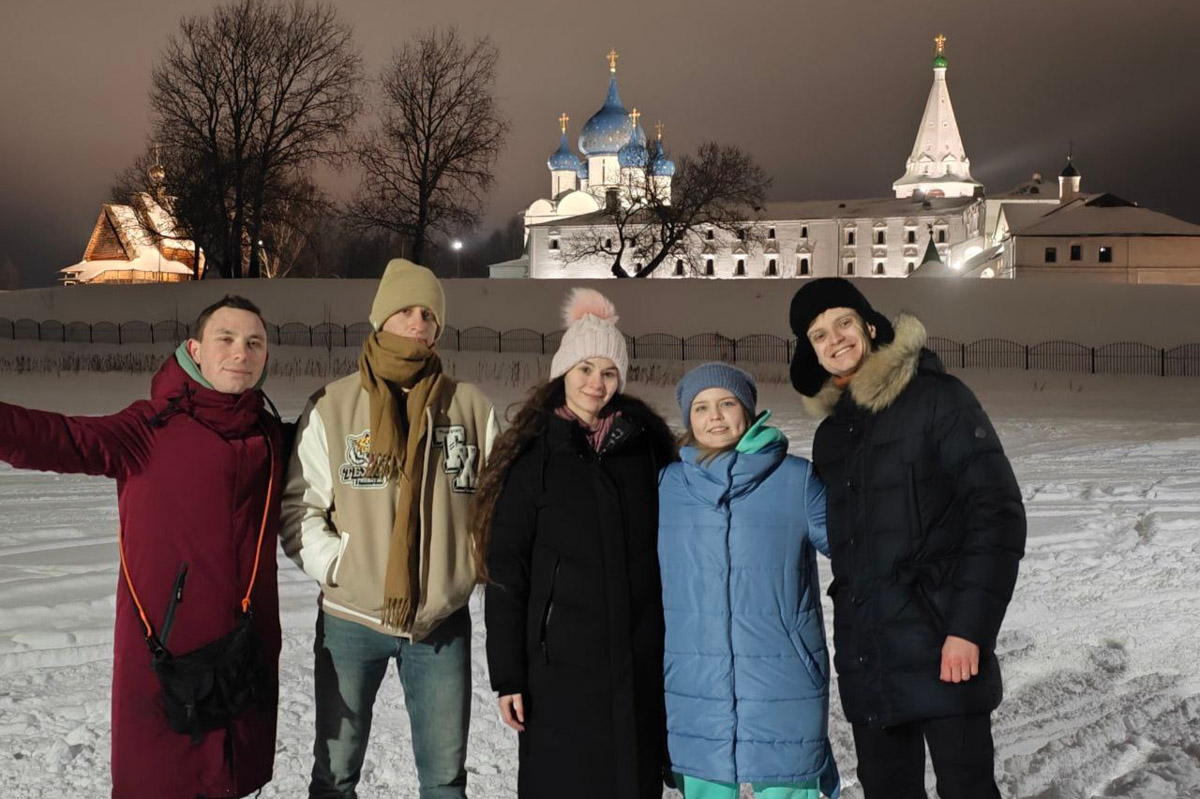 Дом с видом на кладбище, внезапные «гости» и актеры, которые до последнего спорили, кто из них по сюжету убийца. Во Владимирской области сняли «Теремок» — камерный детектив с характером, где черный юмор соседствует с реальными историями. Мы поговорили с режиссером Геннадием Шеиным и креативным продюсером Надеждой Лисиной и узнали, как рождается региональное кино.