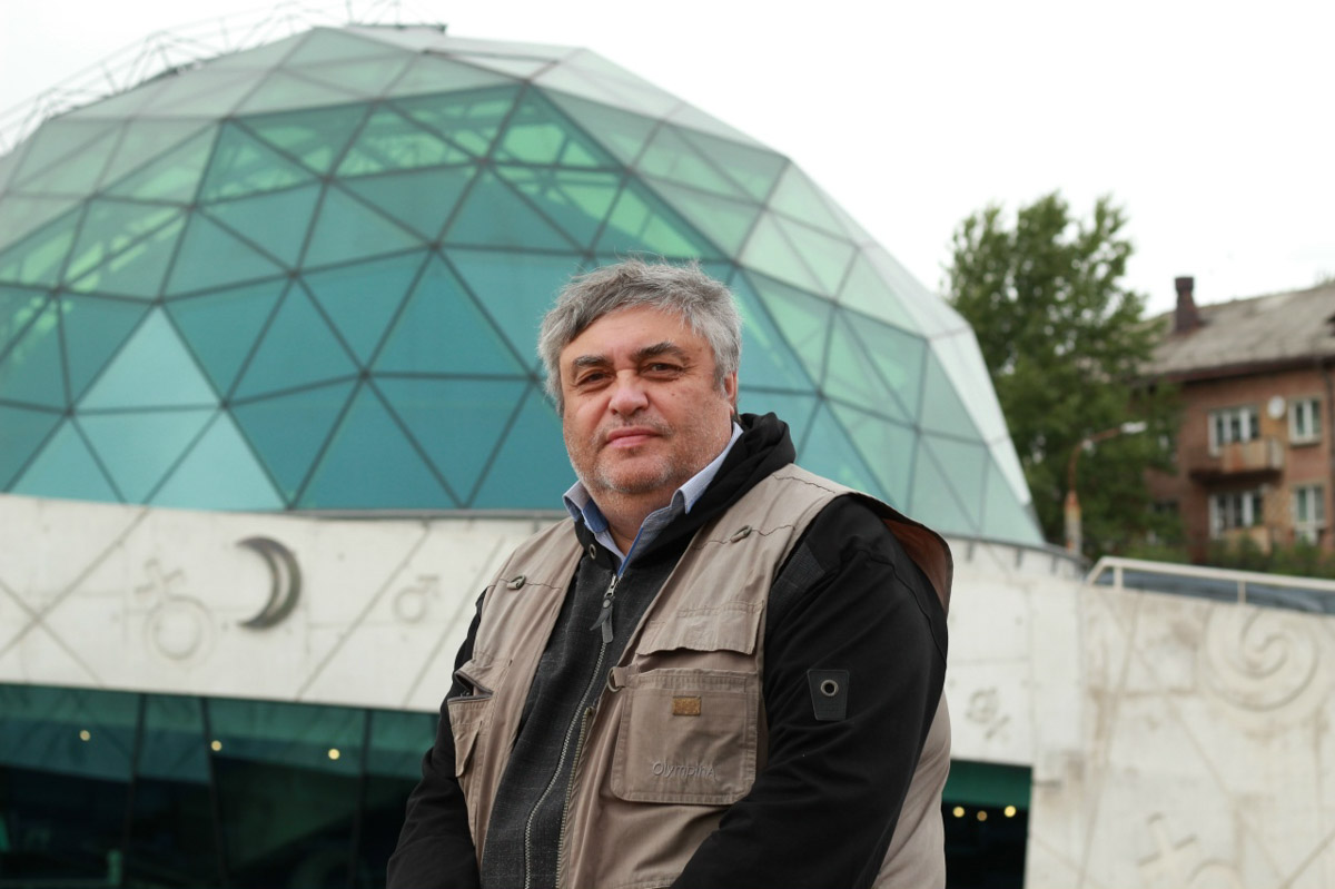 Дом с видом на кладбище, внезапные «гости» и актеры, которые до последнего спорили, кто из них по сюжету убийца. Во Владимирской области сняли «Теремок» — камерный детектив с характером, где черный юмор соседствует с реальными историями. Мы поговорили с режиссером Геннадием Шеиным и креативным продюсером Надеждой Лисиной и узнали, как рождается региональное кино.