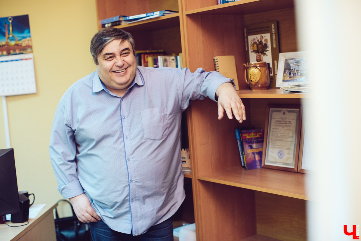 Дом с видом на кладбище, внезапные «гости» и актеры, которые до последнего спорили, кто из них по сюжету убийца. Во Владимирской области сняли «Теремок» — камерный детектив с характером, где черный юмор соседствует с реальными историями. Мы поговорили с режиссером Геннадием Шеиным и креативным продюсером Надеждой Лисиной и узнали, как рождается региональное кино.