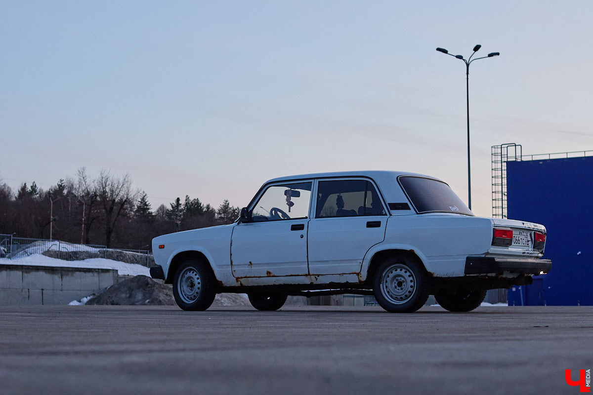 Какой вы видели свою первую машину? Пока другие мальчишки вешали на стены плакаты с суперкарами, Алексей Дрягин с 14 лет точно знал, что его идеальный автомобиль выглядит иначе. Спустя годы детская мечта обрела форму «семерки», но далеко не в заводском виде. Подробнее о тюнинге владелец «жигули» рассказал «Ключ-Медиа».