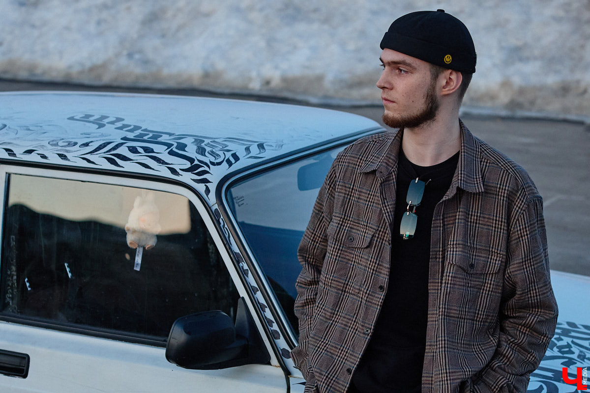 Какой вы видели свою первую машину? Пока другие мальчишки вешали на стены плакаты с суперкарами, Алексей Дрягин с 14 лет точно знал, что его идеальный автомобиль выглядит иначе. Спустя годы детская мечта обрела форму «семерки», но далеко не в заводском виде. Подробнее о тюнинге владелец «жигули» рассказал «Ключ-Медиа».