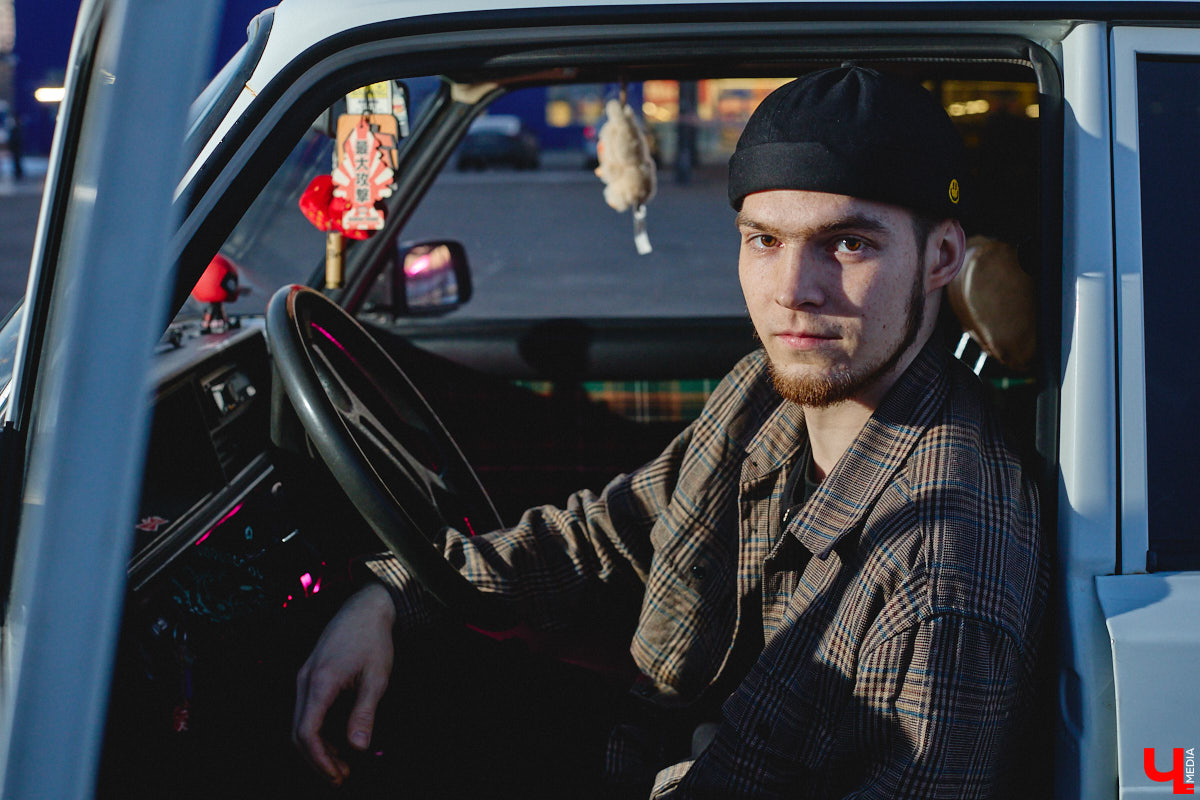 Какой вы видели свою первую машину? Пока другие мальчишки вешали на стены плакаты с суперкарами, Алексей Дрягин с 14 лет точно знал, что его идеальный автомобиль выглядит иначе. Спустя годы детская мечта обрела форму «семерки», но далеко не в заводском виде. Подробнее о тюнинге владелец «жигули» рассказал «Ключ-Медиа».