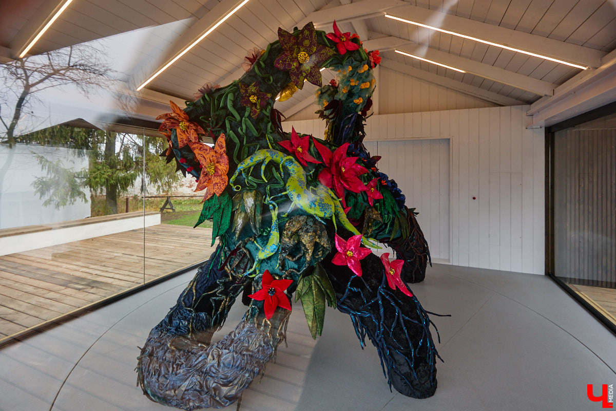 Если во Владимире ищут миниатюры, спрятанные под стеклом, то в Муроме, например, имеется арт-объект, который хорошо виден издалека. Деревянный конь былинного богатыря — одна из самых высоких уличных композиций 33-го региона. А кто еще может составить компанию Бурушке? Собрали топ-7 масштабных фигур.