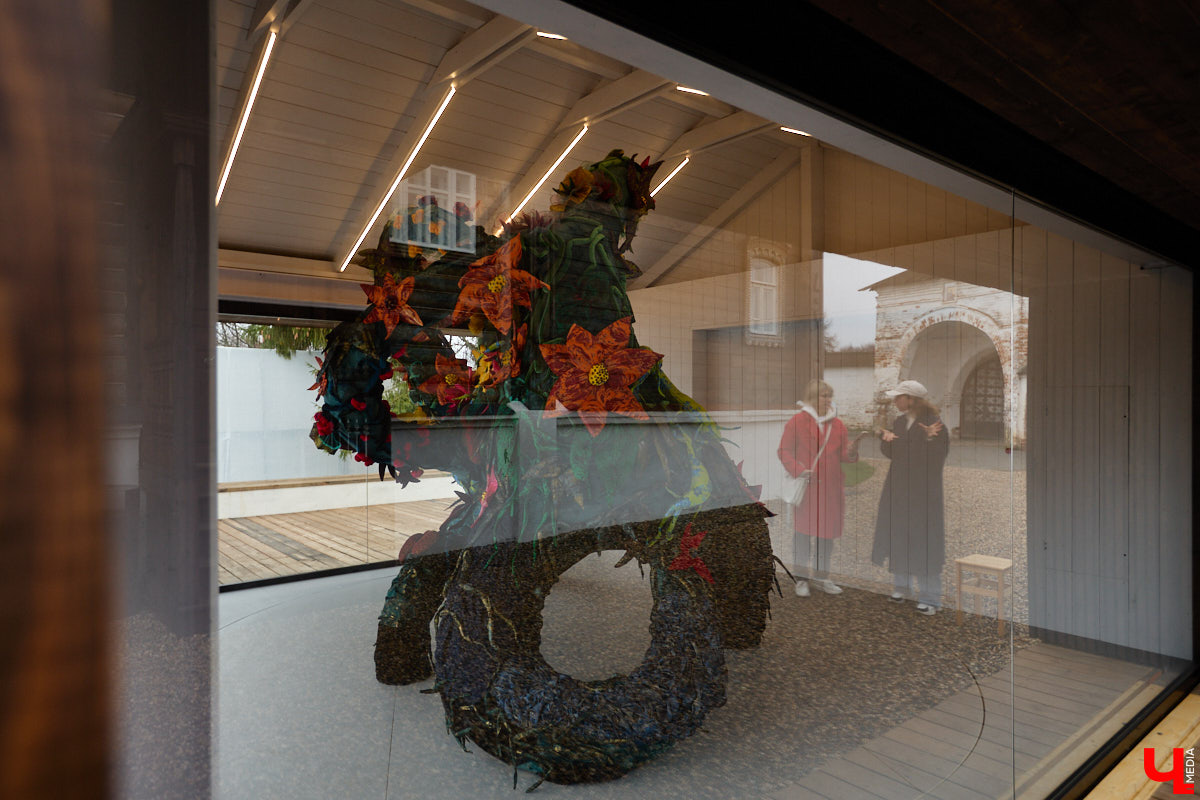 Если во Владимире ищут миниатюры, спрятанные под стеклом, то в Муроме, например, имеется арт-объект, который хорошо виден издалека. Деревянный конь былинного богатыря — одна из самых высоких уличных композиций 33-го региона. А кто еще может составить компанию Бурушке? Собрали топ-7 масштабных фигур.