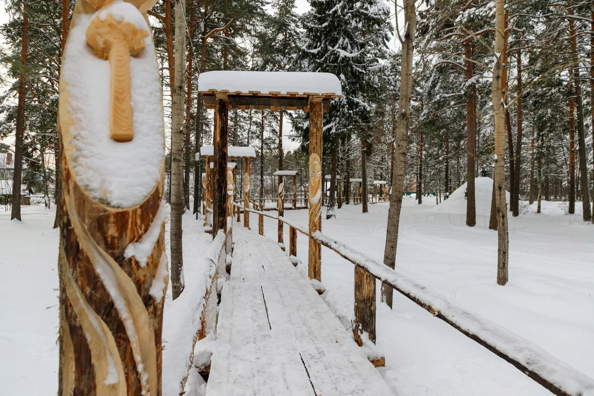 Если во Владимире ищут миниатюры, спрятанные под стеклом, то в Муроме, например, имеется арт-объект, который хорошо виден издалека. Деревянный конь былинного богатыря — одна из самых высоких уличных композиций 33-го региона. А кто еще может составить компанию Бурушке? Собрали топ-7 масштабных фигур.