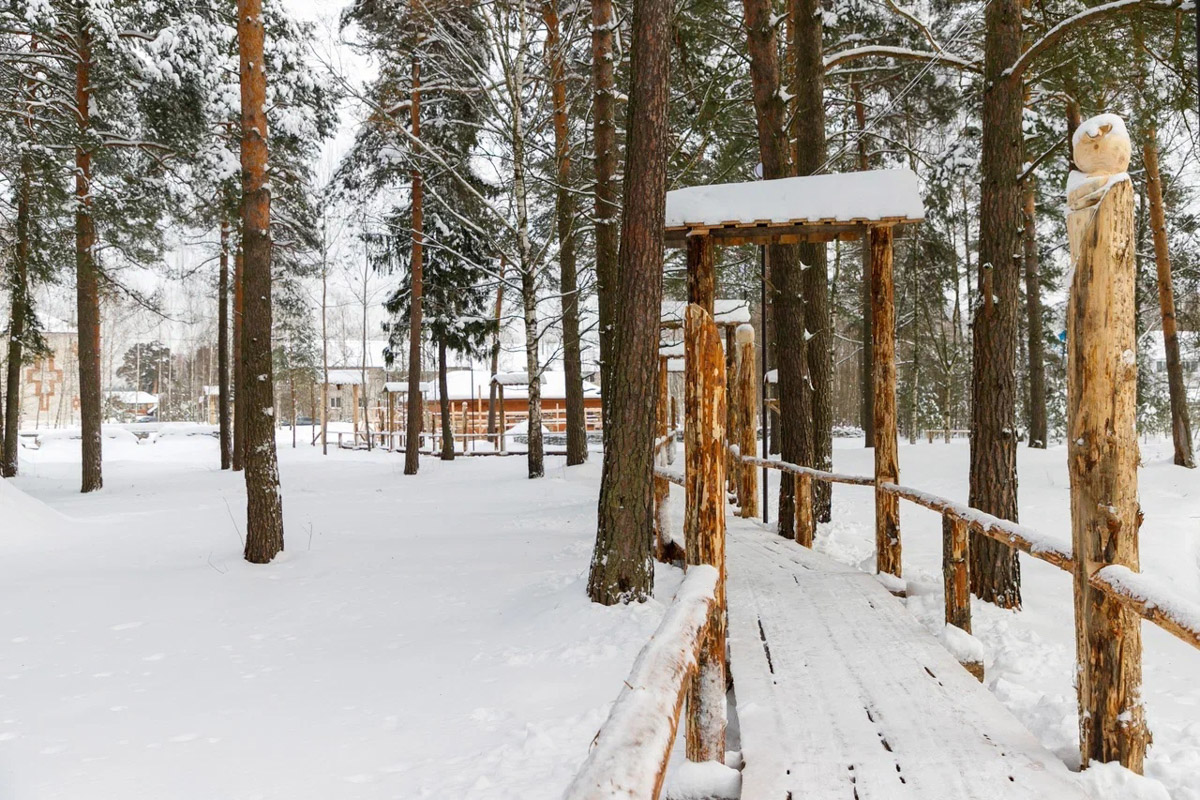 Если во Владимире ищут миниатюры, спрятанные под стеклом, то в Муроме, например, имеется арт-объект, который хорошо виден издалека. Деревянный конь былинного богатыря — одна из самых высоких уличных композиций 33-го региона. А кто еще может составить компанию Бурушке? Собрали топ-7 масштабных фигур.