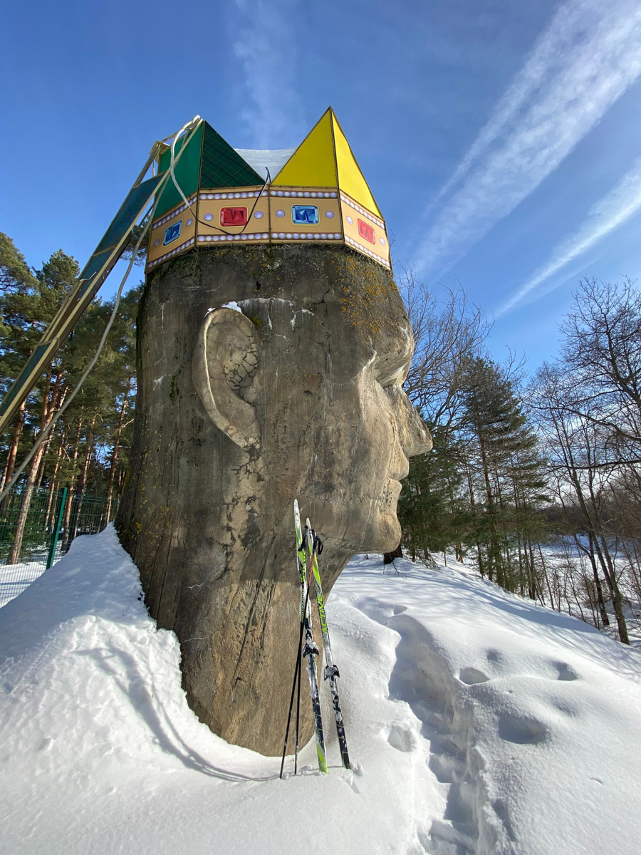 Если во Владимире ищут миниатюры, спрятанные под стеклом, то в Муроме, например, имеется арт-объект, который хорошо виден издалека. Деревянный конь былинного богатыря — одна из самых высоких уличных композиций 33-го региона. А кто еще может составить компанию Бурушке? Собрали топ-7 масштабных фигур.
