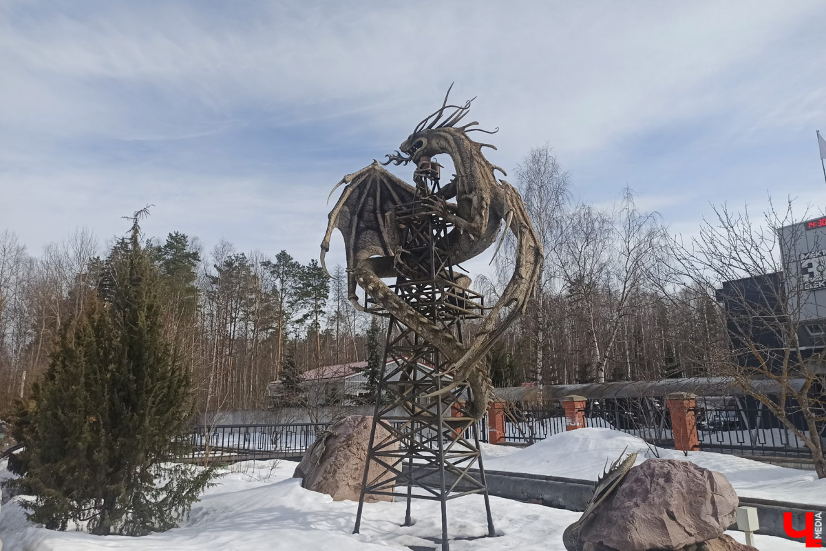 Если во Владимире ищут миниатюры, спрятанные под стеклом, то в Муроме, например, имеется арт-объект, который хорошо виден издалека. Деревянный конь былинного богатыря — одна из самых высоких уличных композиций 33-го региона. А кто еще может составить компанию Бурушке? Собрали топ-7 масштабных фигур.