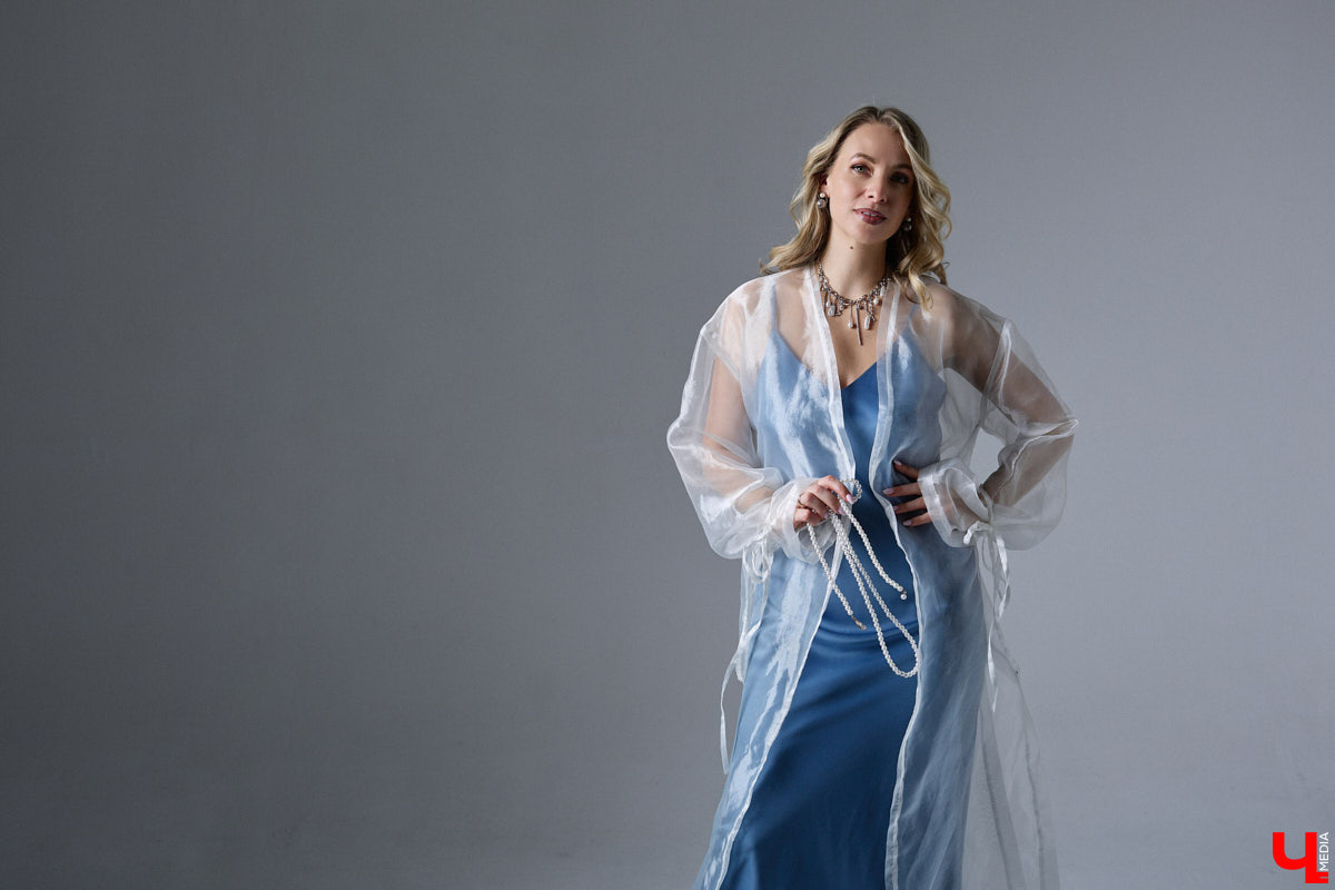 У Людмилы Мунтеану насыщенная жизнь. Она выступает на публике, проводит тренинги, консультирует как психолог. Ее гардероб — прямое отражение этой активности. Она редко выходит за рамки делового стиля, при этом развеивая миф, что формальный тон в одежде скучен. В доказательство — три сдержанных образа с разным характером.