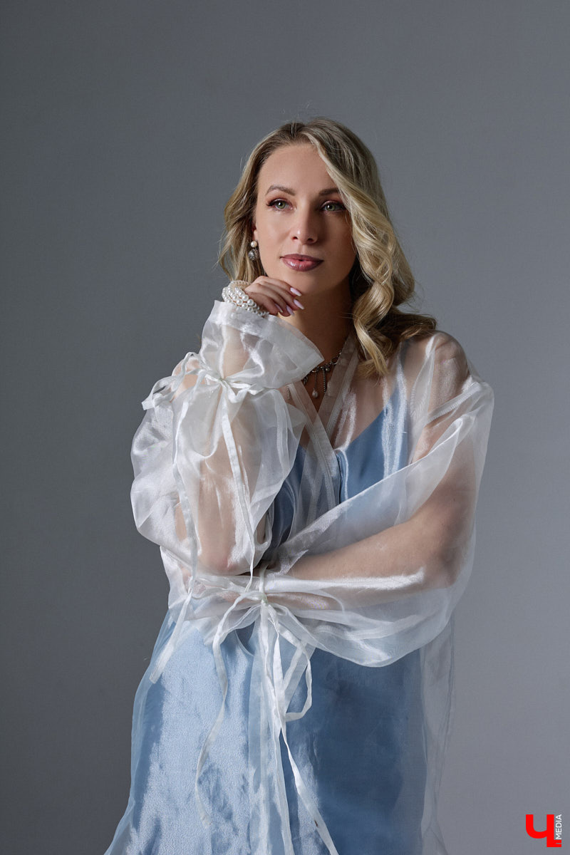 У Людмилы Мунтеану насыщенная жизнь. Она выступает на публике, проводит тренинги, консультирует как психолог. Ее гардероб — прямое отражение этой активности. Она редко выходит за рамки делового стиля, при этом развеивая миф, что формальный тон в одежде скучен. В доказательство — три сдержанных образа с разным характером.