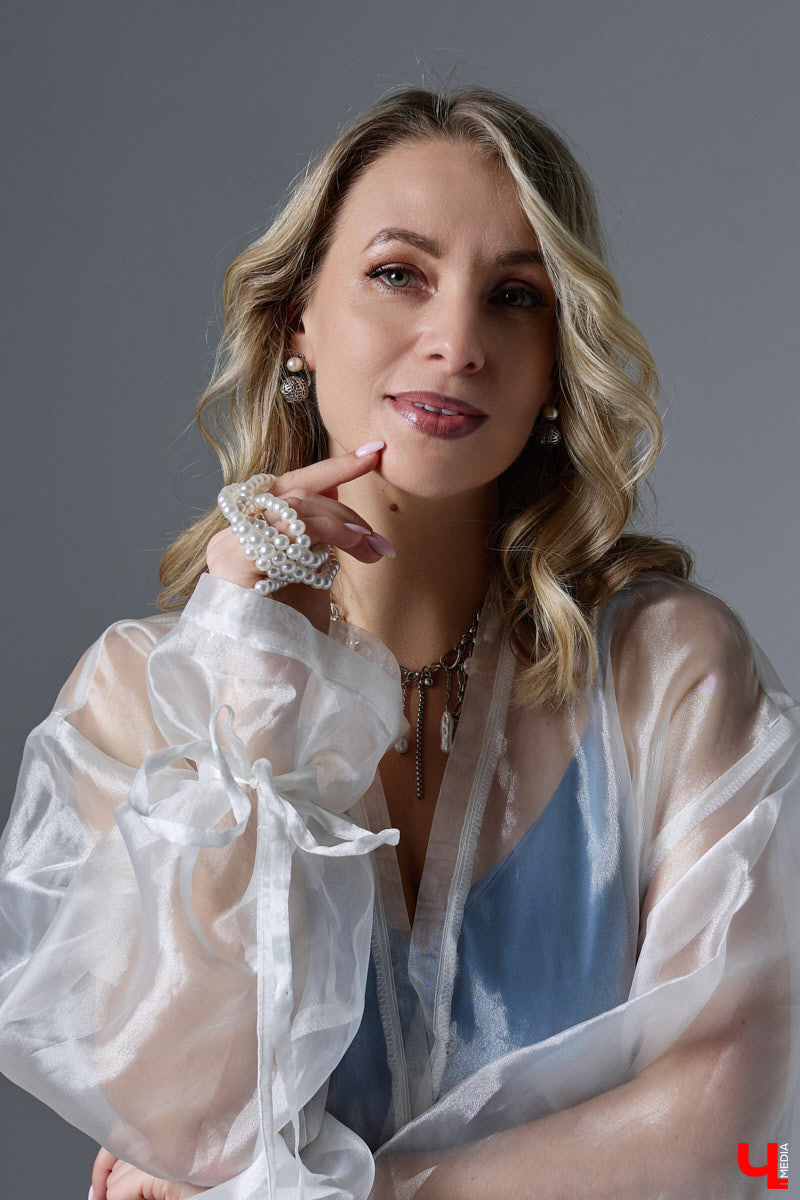 У Людмилы Мунтеану насыщенная жизнь. Она выступает на публике, проводит тренинги, консультирует как психолог. Ее гардероб — прямое отражение этой активности. Она редко выходит за рамки делового стиля, при этом развеивая миф, что формальный тон в одежде скучен. В доказательство — три сдержанных образа с разным характером.