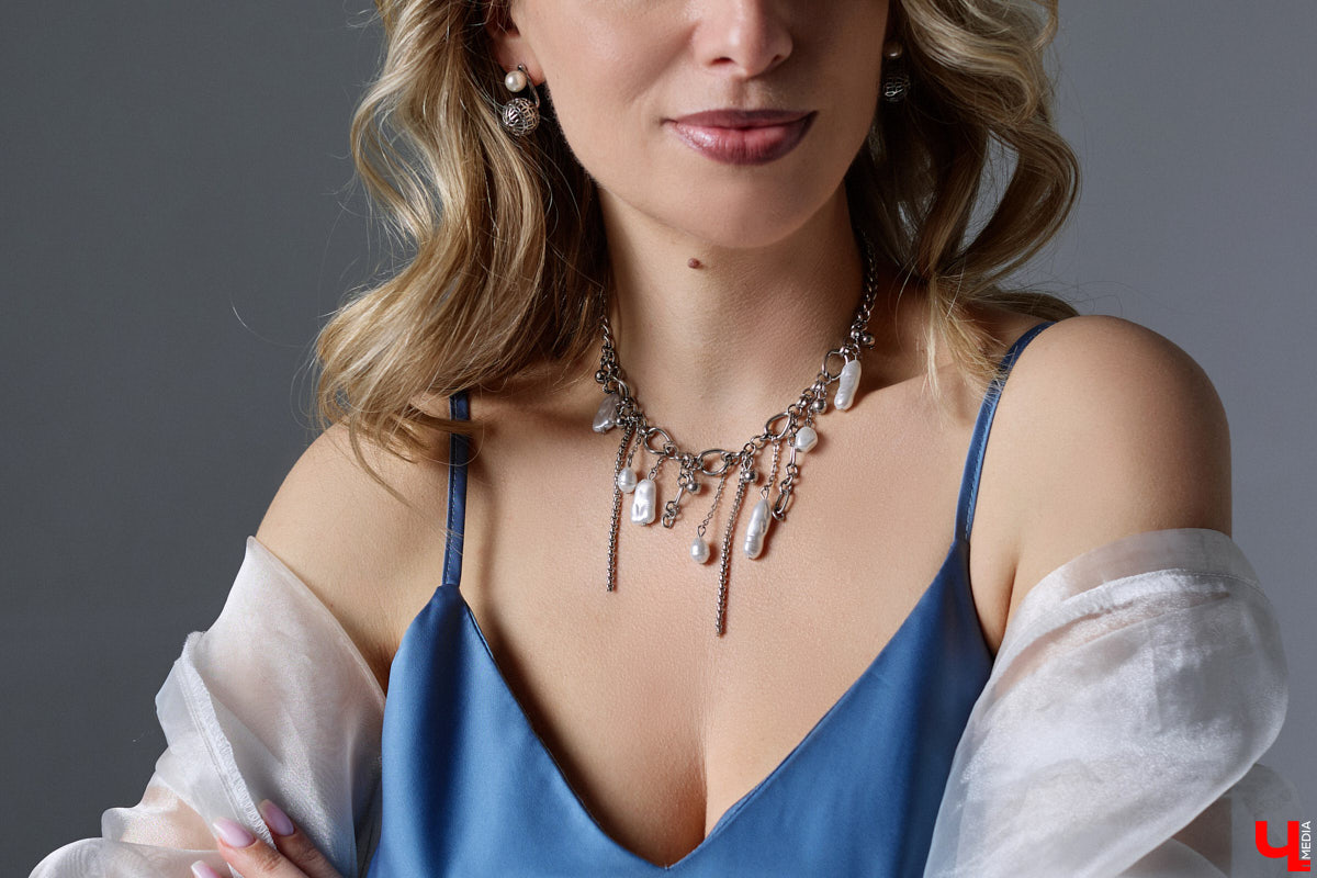 У Людмилы Мунтеану насыщенная жизнь. Она выступает на публике, проводит тренинги, консультирует как психолог. Ее гардероб — прямое отражение этой активности. Она редко выходит за рамки делового стиля, при этом развеивая миф, что формальный тон в одежде скучен. В доказательство — три сдержанных образа с разным характером.