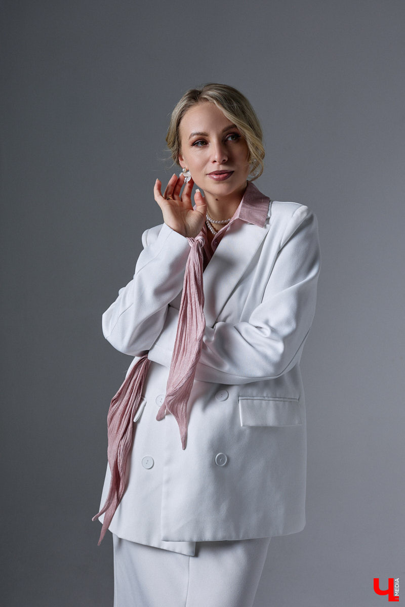 У Людмилы Мунтеану насыщенная жизнь. Она выступает на публике, проводит тренинги, консультирует как психолог. Ее гардероб — прямое отражение этой активности. Она редко выходит за рамки делового стиля, при этом развеивая миф, что формальный тон в одежде скучен. В доказательство — три сдержанных образа с разным характером.