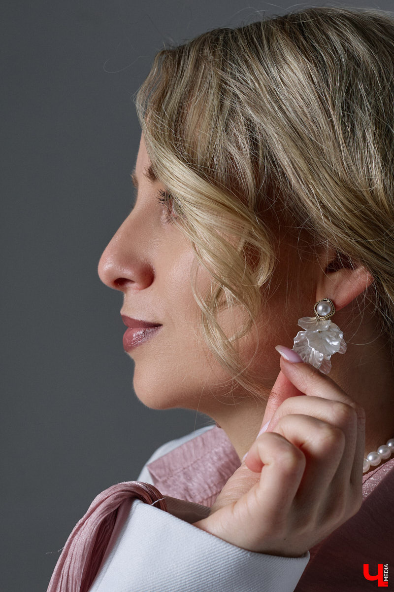 У Людмилы Мунтеану насыщенная жизнь. Она выступает на публике, проводит тренинги, консультирует как психолог. Ее гардероб — прямое отражение этой активности. Она редко выходит за рамки делового стиля, при этом развеивая миф, что формальный тон в одежде скучен. В доказательство — три сдержанных образа с разным характером.