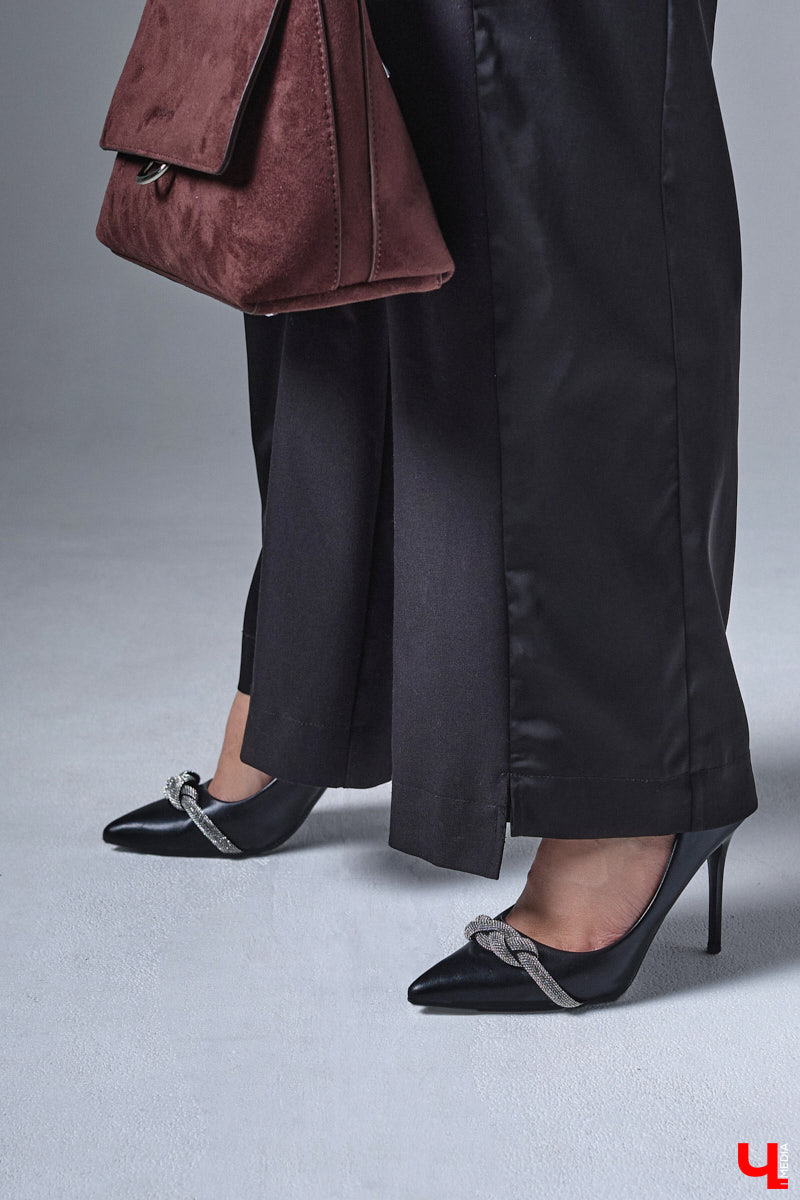 У Людмилы Мунтеану насыщенная жизнь. Она выступает на публике, проводит тренинги, консультирует как психолог. Ее гардероб — прямое отражение этой активности. Она редко выходит за рамки делового стиля, при этом развеивая миф, что формальный тон в одежде скучен. В доказательство — три сдержанных образа с разным характером.