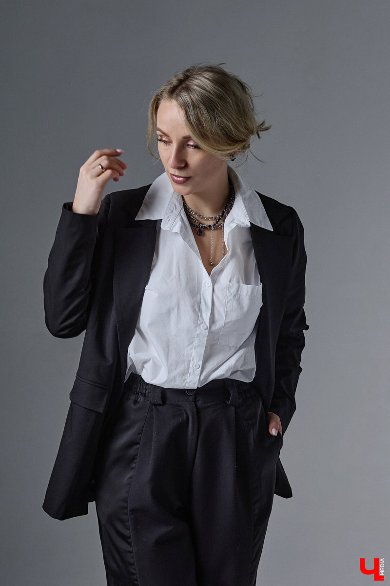 У Людмилы Мунтеану насыщенная жизнь. Она выступает на публике, проводит тренинги, консультирует как психолог. Ее гардероб — прямое отражение этой активности. Она редко выходит за рамки делового стиля, при этом развеивая миф, что формальный тон в одежде скучен. В доказательство — три сдержанных образа с разным характером.