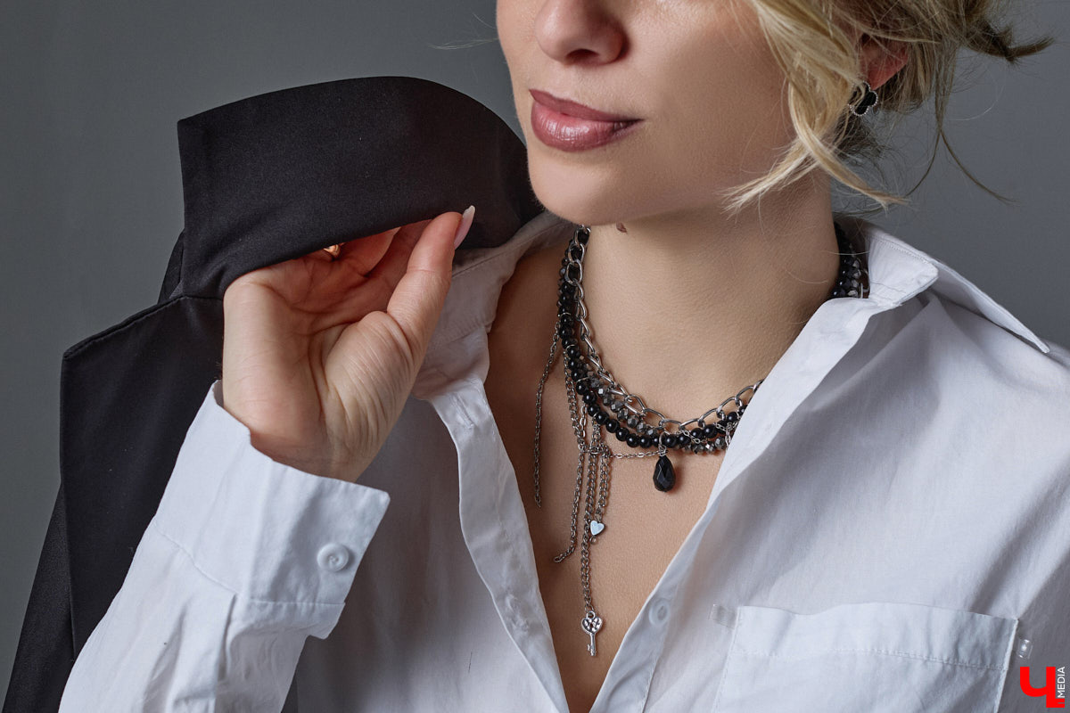 У Людмилы Мунтеану насыщенная жизнь. Она выступает на публике, проводит тренинги, консультирует как психолог. Ее гардероб — прямое отражение этой активности. Она редко выходит за рамки делового стиля, при этом развеивая миф, что формальный тон в одежде скучен. В доказательство — три сдержанных образа с разным характером.