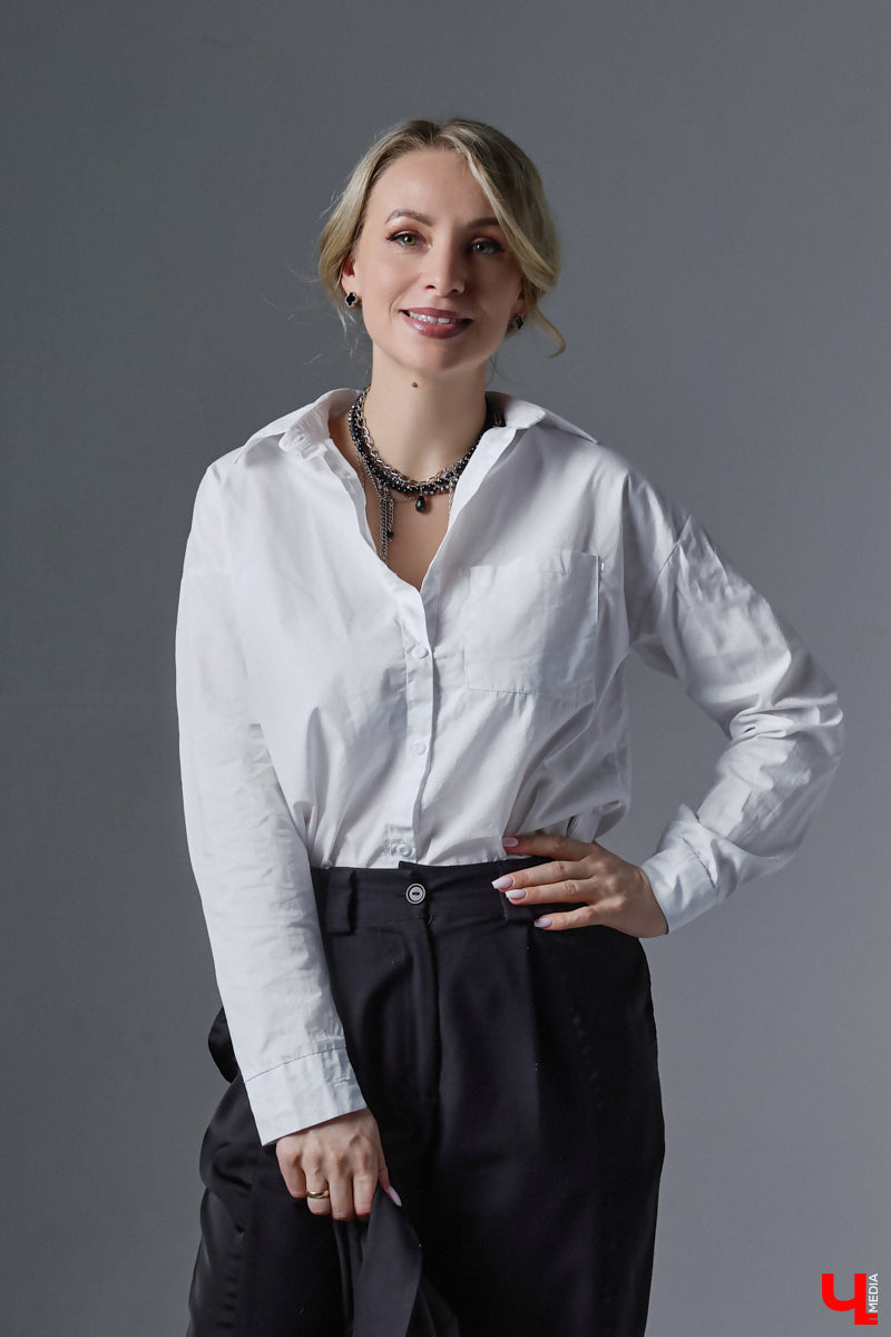 У Людмилы Мунтеану насыщенная жизнь. Она выступает на публике, проводит тренинги, консультирует как психолог. Ее гардероб — прямое отражение этой активности. Она редко выходит за рамки делового стиля, при этом развеивая миф, что формальный тон в одежде скучен. В доказательство — три сдержанных образа с разным характером.