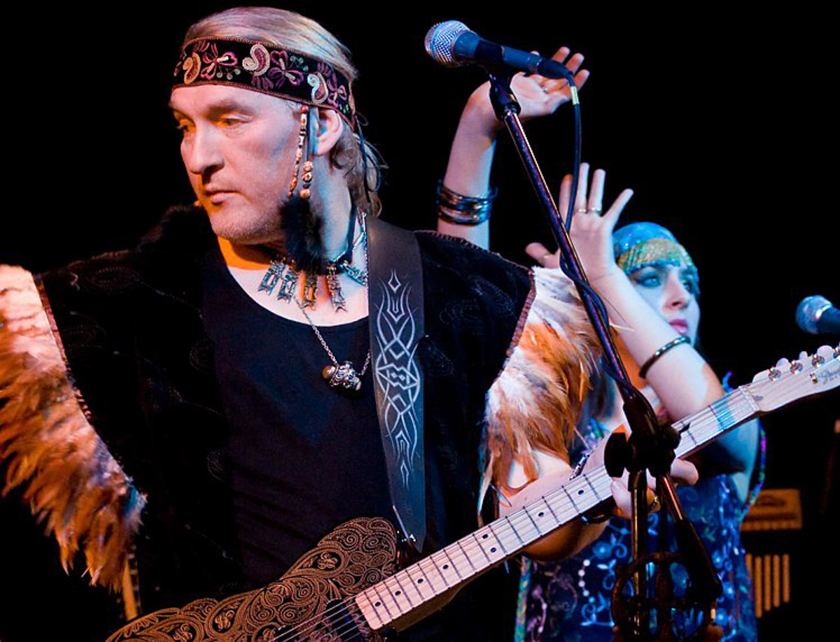 На этой неделе ДиДюЛя представит во Владимире программу с мотивами этники, фламенко и современным звучанием. Александр Иванов и группа «Рондо» сыграют свои хиты, которые давно стали частью истории российской эстрады. Атмосферу ностальгии поддержат «Поющие гитары», а дополнит — Кай Метов. Все подробности — в нашей афише.