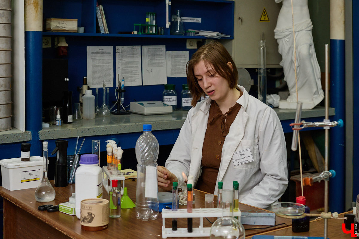 Когда-то соединить живое и неживое могли только сказочники. Сейчас их место заняли ученые, а открытия происходят у нас под боком. Владимирская студентка Юлия Ананьева разработала новый вид бетона, способный самостоятельно устранять повреждения. Как это работает, разбирался «Ключ-Медиа».