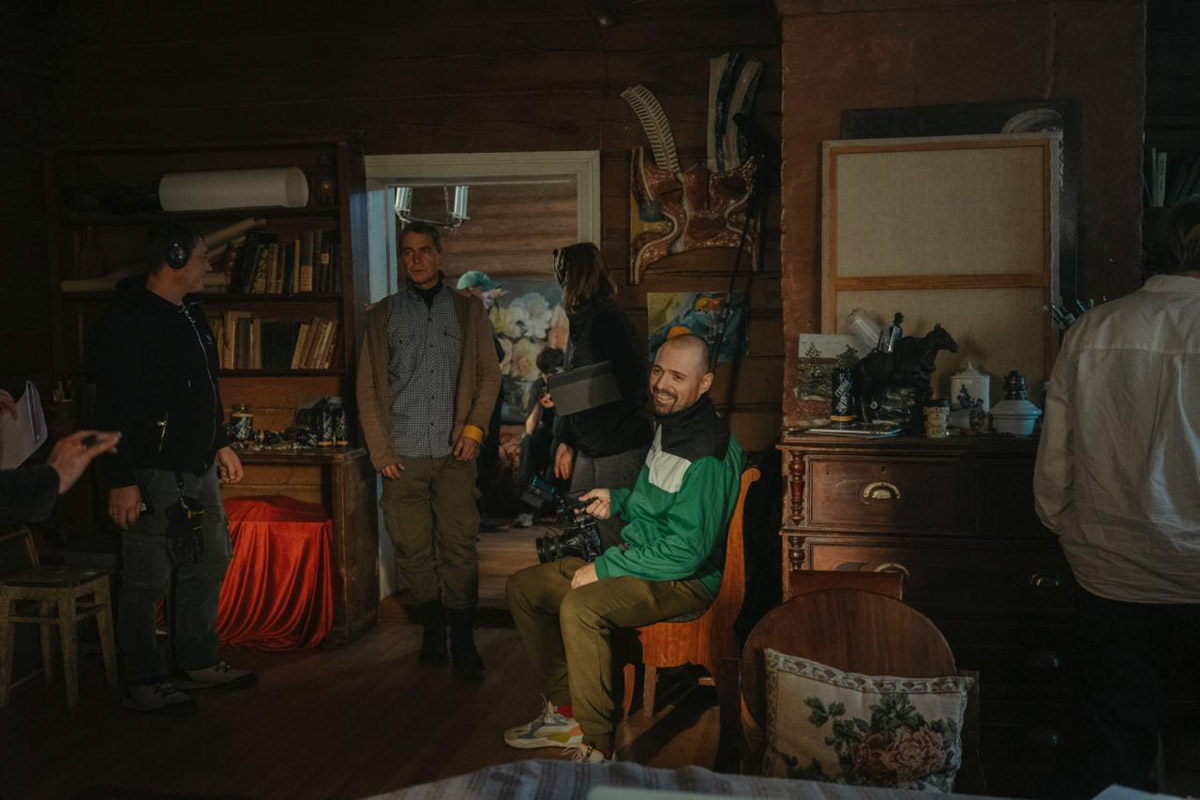 Руслан Миру — мастер креатива. Он занимается продюсированием и режиссурой, снимает клипы для звезд и документальное кино. В его портфолио — бэкстейдж скетчкома «Смешная история». Это юмористический проект о великих личностях, оказавшихся среди современных атрибутов — гаджетов, сторис, сленга и трендов.