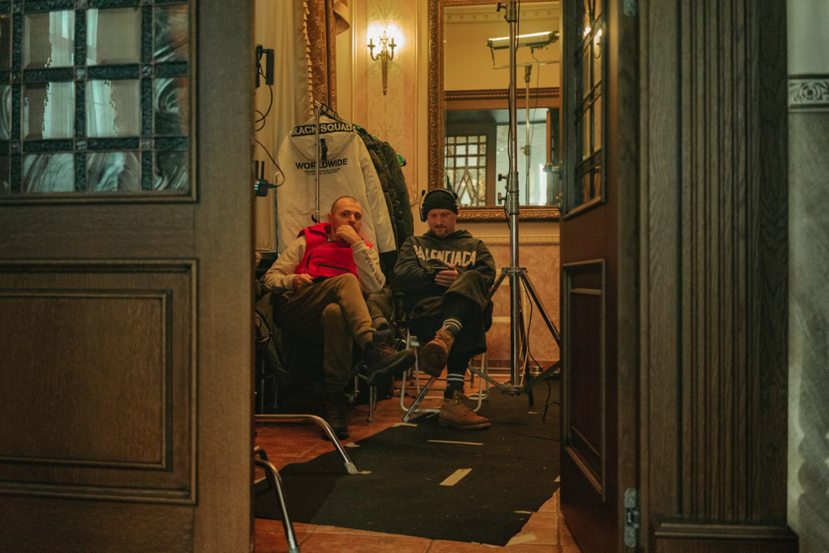 Руслан Миру — мастер креатива. Он занимается продюсированием и режиссурой, снимает клипы для звезд и документальное кино. В его портфолио — бэкстейдж скетчкома «Смешная история». Это юмористический проект о великих личностях, оказавшихся среди современных атрибутов — гаджетов, сторис, сленга и трендов.