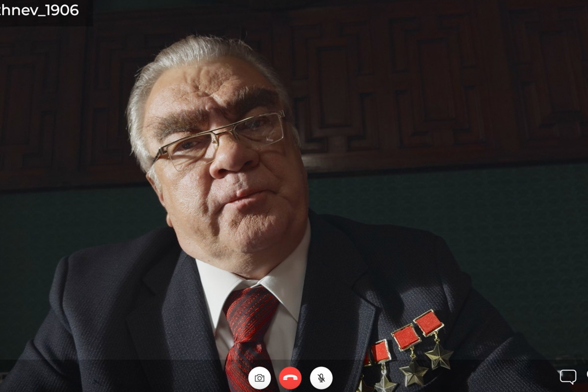 Руслан Миру — мастер креатива. Он занимается продюсированием и режиссурой, снимает клипы для звезд и документальное кино. В его портфолио — бэкстейдж скетчкома «Смешная история». Это юмористический проект о великих личностях, оказавшихся среди современных атрибутов — гаджетов, сторис, сленга и трендов.