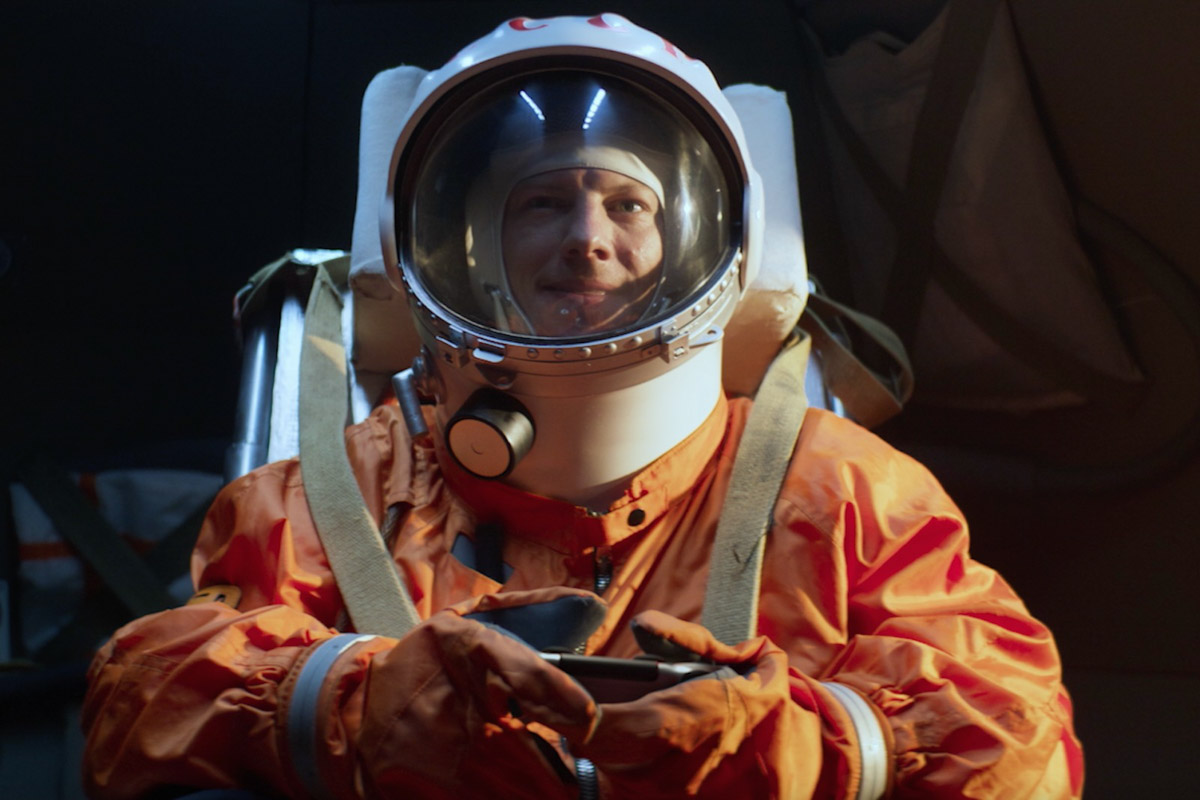 Руслан Миру — мастер креатива. Он занимается продюсированием и режиссурой, снимает клипы для звезд и документальное кино. В его портфолио — бэкстейдж скетчкома «Смешная история». Это юмористический проект о великих личностях, оказавшихся среди современных атрибутов — гаджетов, сторис, сленга и трендов.