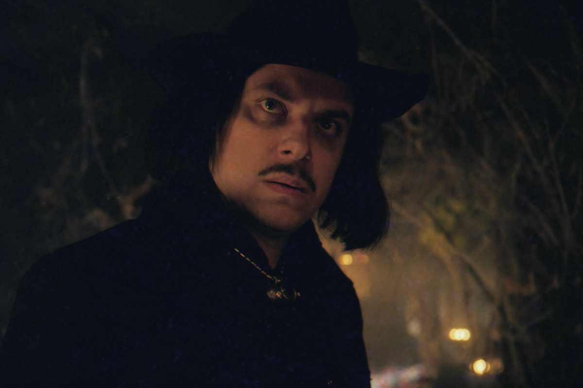 Руслан Миру — мастер креатива. Он занимается продюсированием и режиссурой, снимает клипы для звезд и документальное кино. В его портфолио — бэкстейдж скетчкома «Смешная история». Это юмористический проект о великих личностях, оказавшихся среди современных атрибутов — гаджетов, сторис, сленга и трендов.