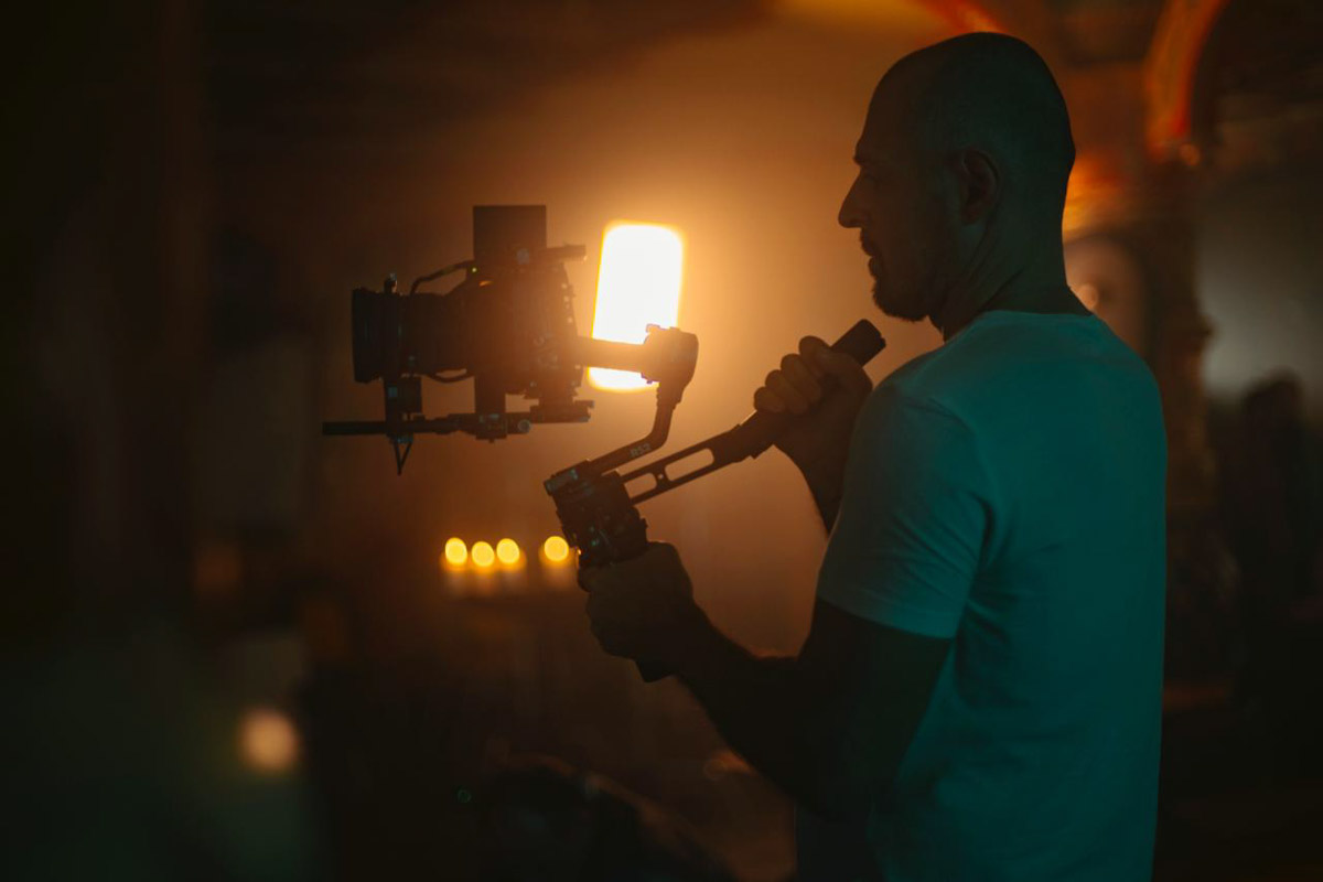 Руслан Миру — мастер креатива. Он занимается продюсированием и режиссурой, снимает клипы для звезд и документальное кино. В его портфолио — бэкстейдж скетчкома «Смешная история». Это юмористический проект о великих личностях, оказавшихся среди современных атрибутов — гаджетов, сторис, сленга и трендов.