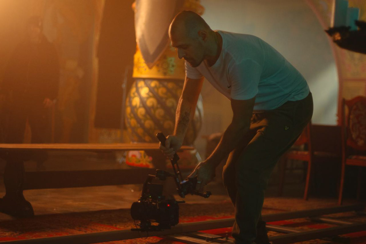 Руслан Миру — мастер креатива. Он занимается продюсированием и режиссурой, снимает клипы для звезд и документальное кино. В его портфолио — бэкстейдж скетчкома «Смешная история». Это юмористический проект о великих личностях, оказавшихся среди современных атрибутов — гаджетов, сторис, сленга и трендов.